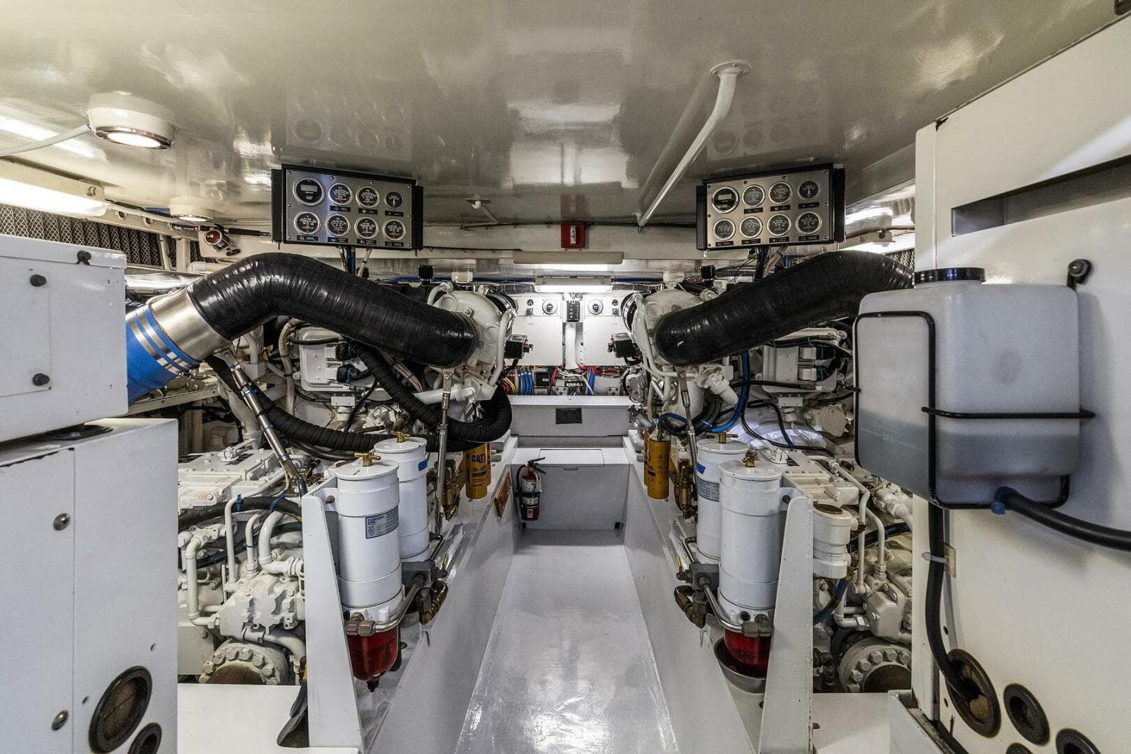 2001 Hatteras Cockpit Motoryacht