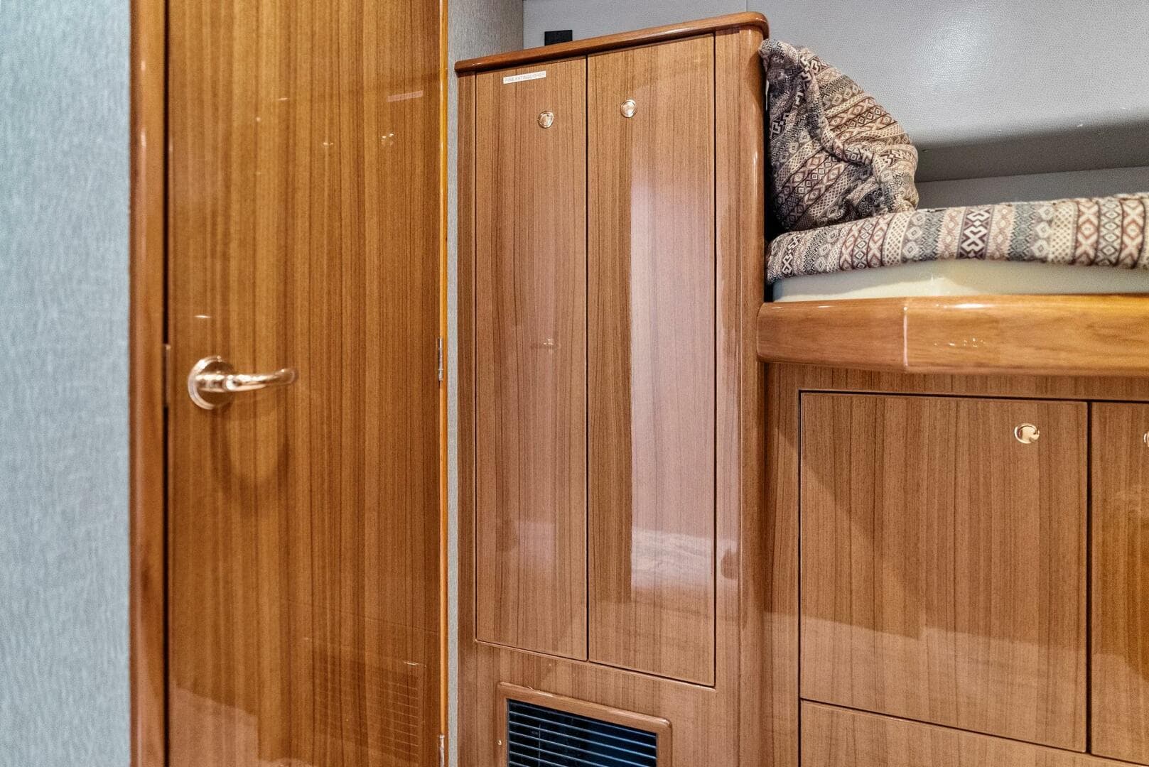 2006 Viking 61 Convertible KNOT ON CALL