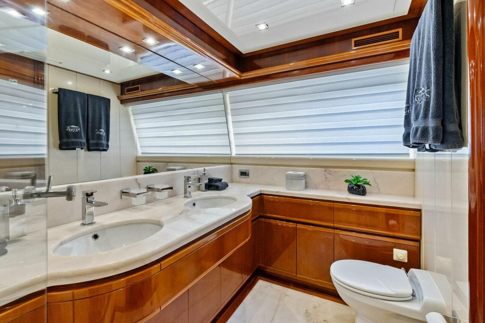 2004 Ferretti 94 Motor Yacht