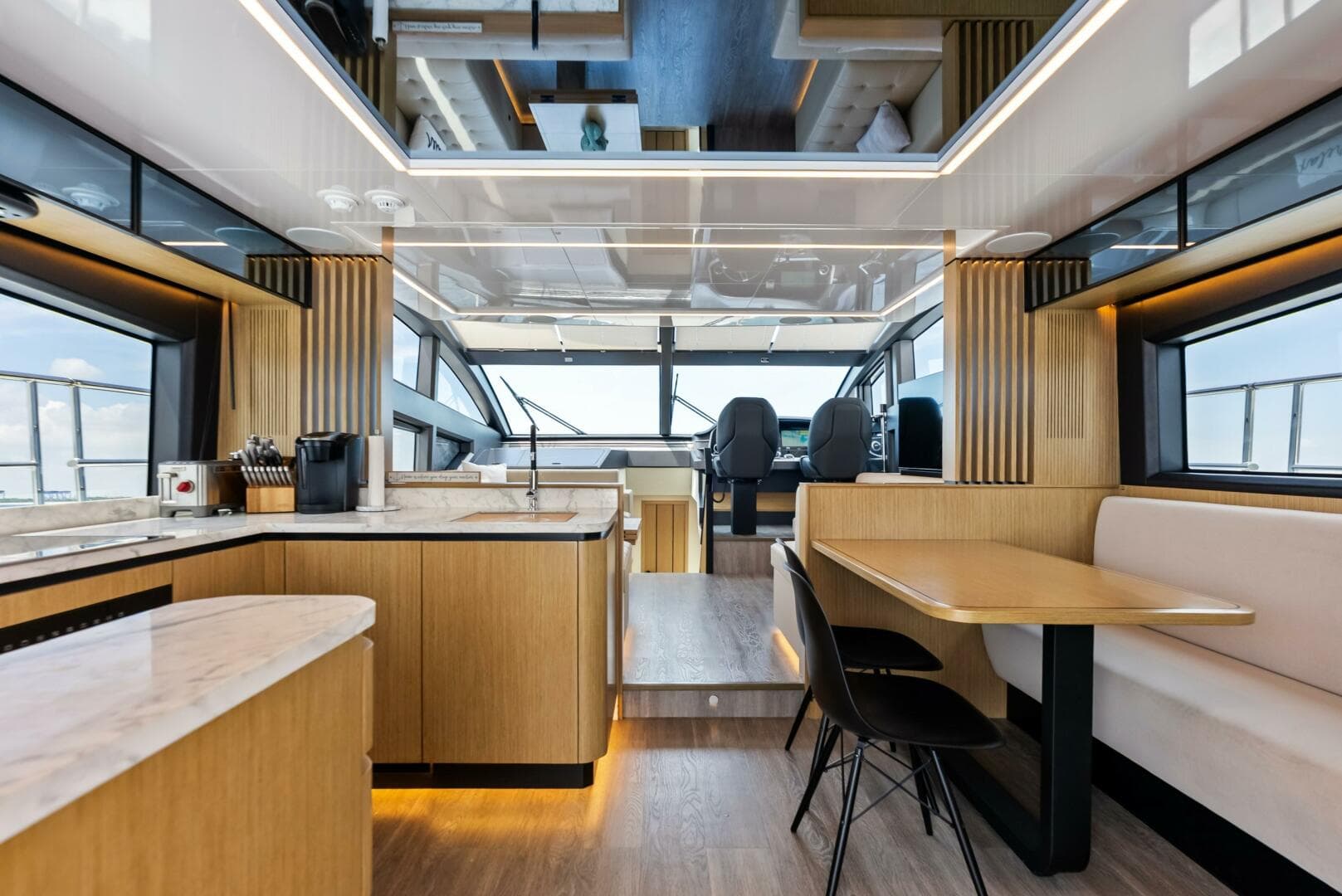 SALON LOOKING FORWARD 