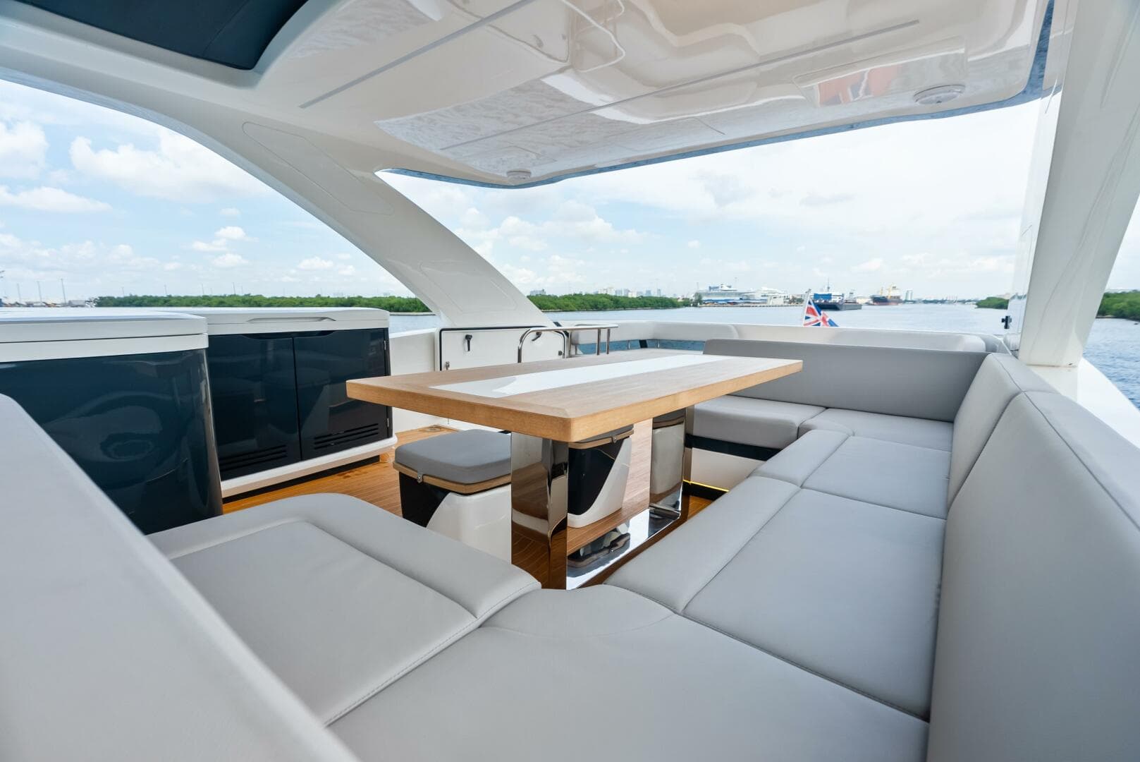 PORTSIDE FLYBRIDGE SEATING 