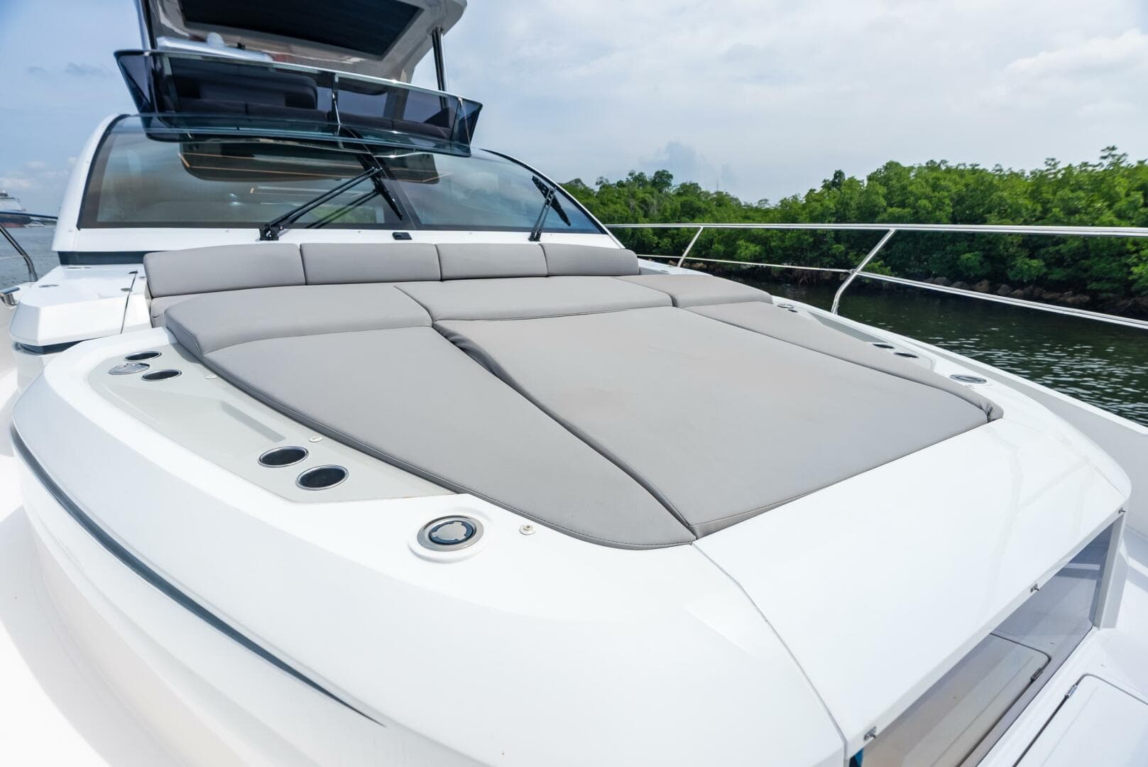 FORWARD SUNPAD FLYBRIDGE SEATING 