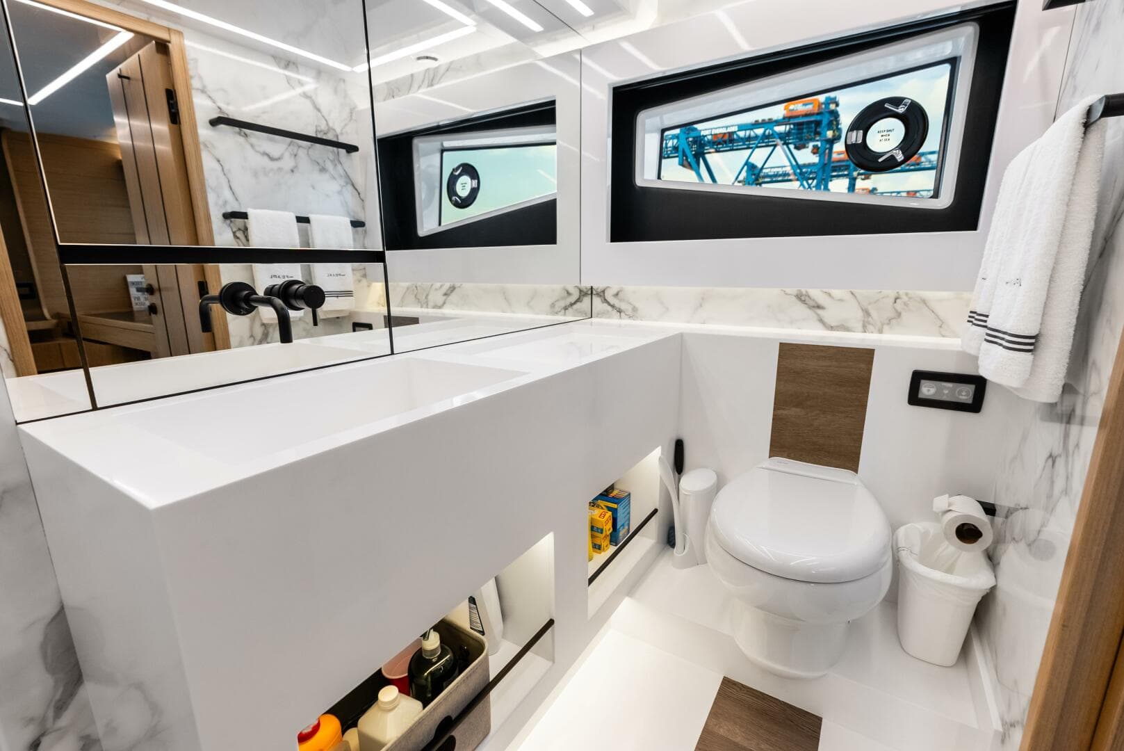 MASTER STATEROOM HEAD 