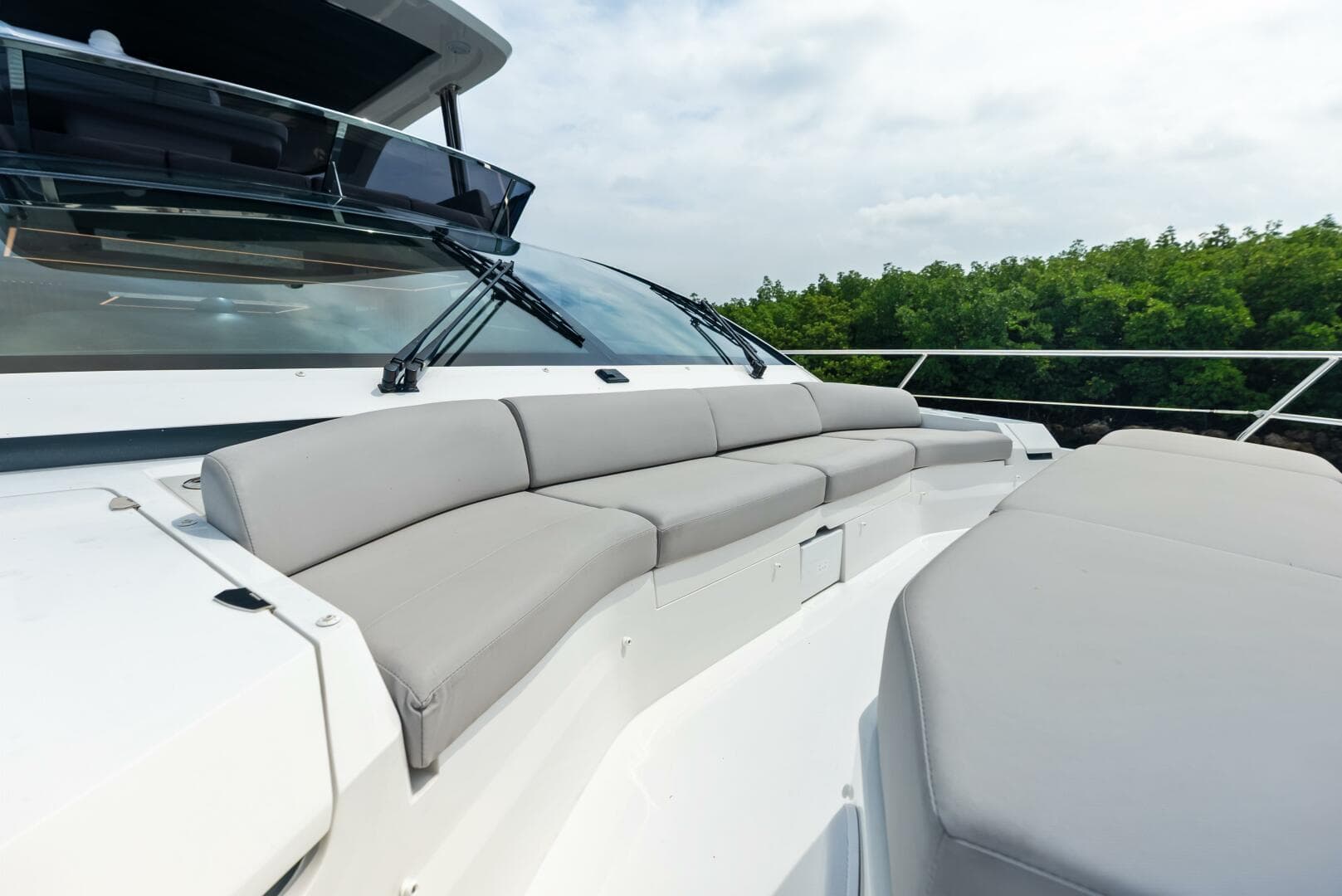 FLYBRIDGE FORWARD SEATING 