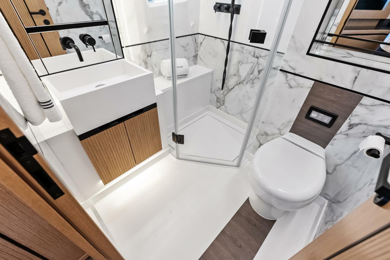 FORWARD STATEROOM HEAD