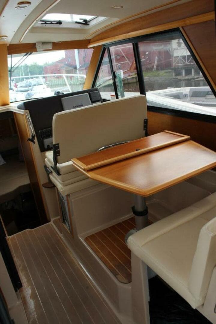 Salon Settee And Table