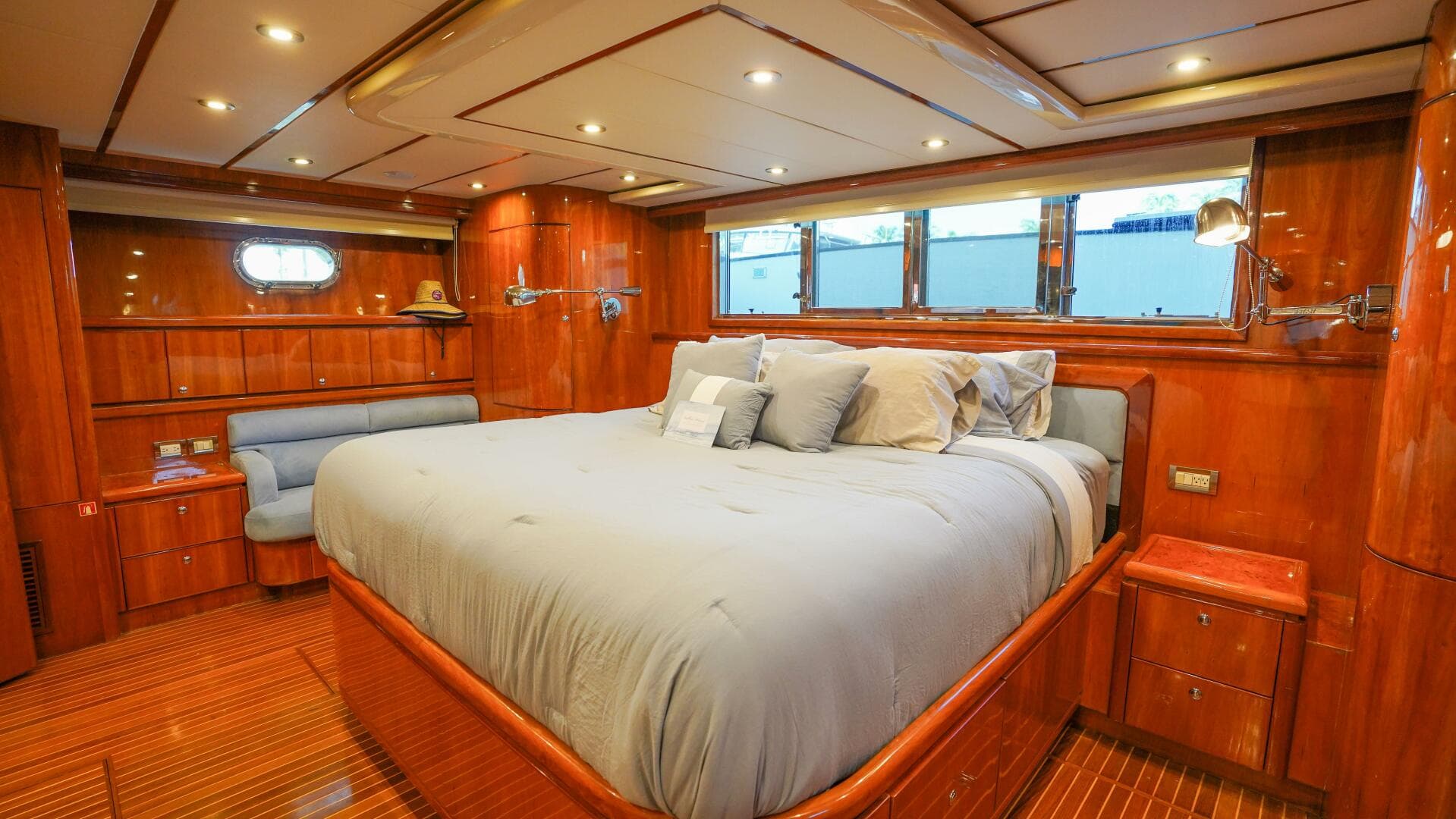 2001 Motor Yacht 82MY