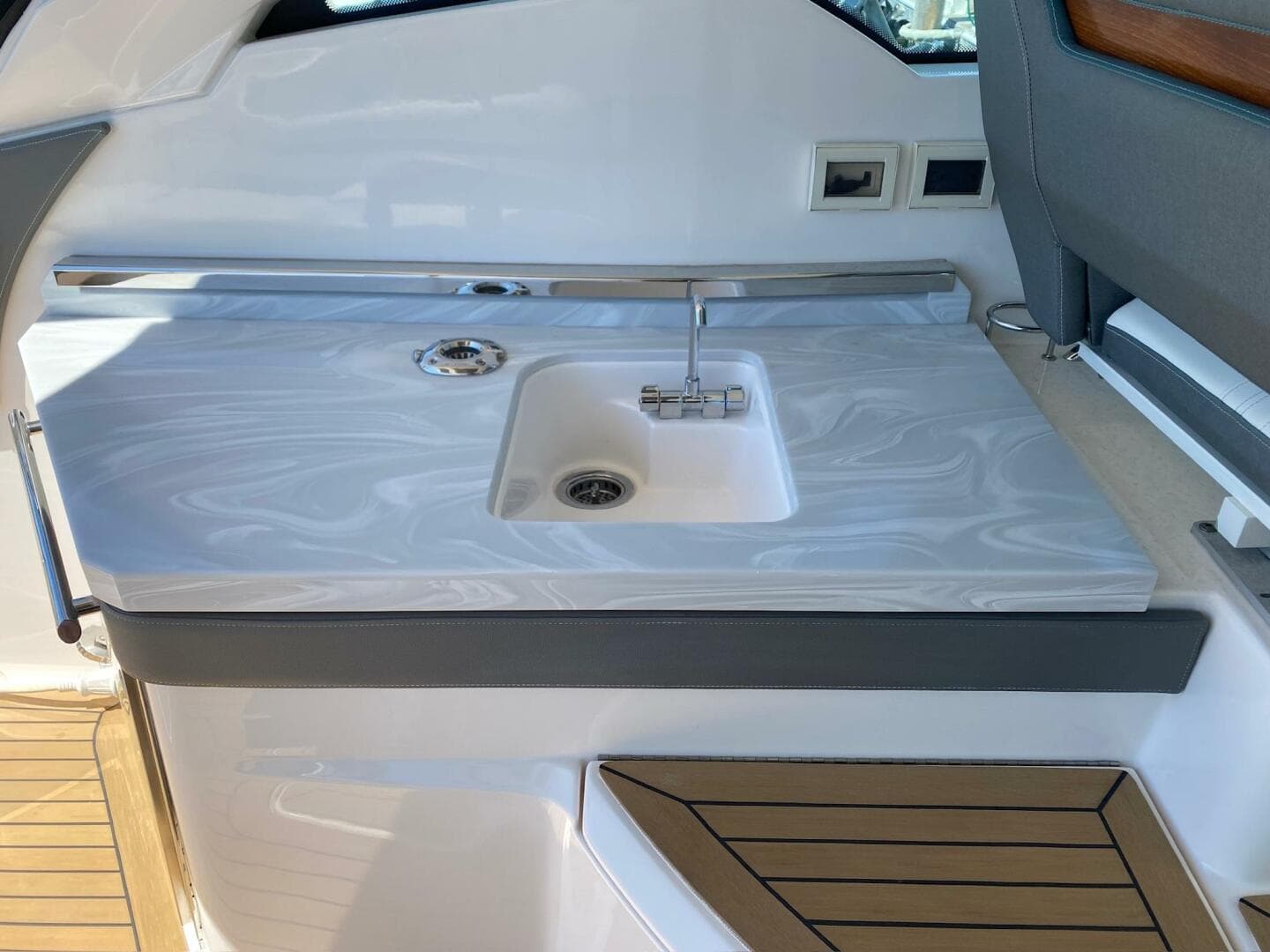 2019 Tiara Yachts 34LX