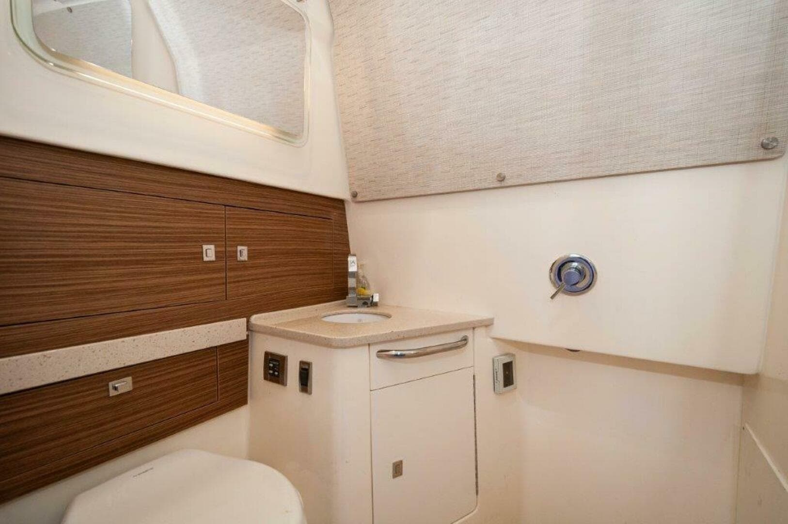 2018 42 Boston Whaler 420 Outrage The Tyder II Head (3)