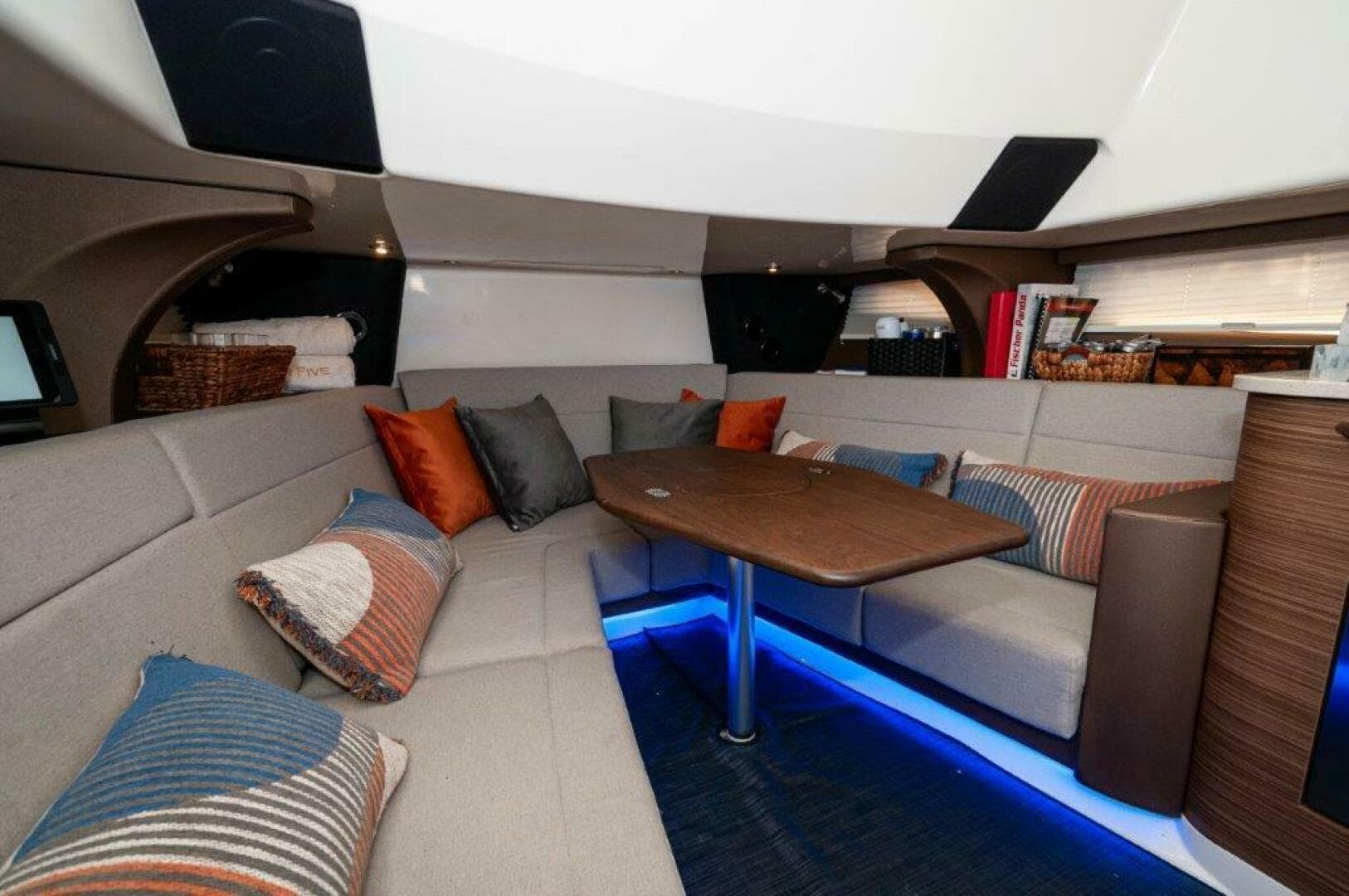 2018 42 Boston Whaler 420 Outrage The Tyder II Salon (2)