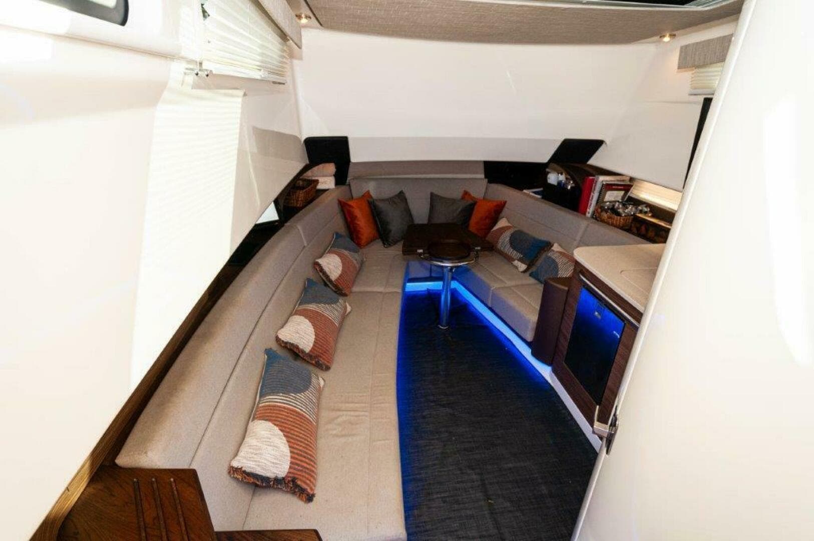 2018 42 Boston Whaler 420 Outrage The Tyder II Salon (1)