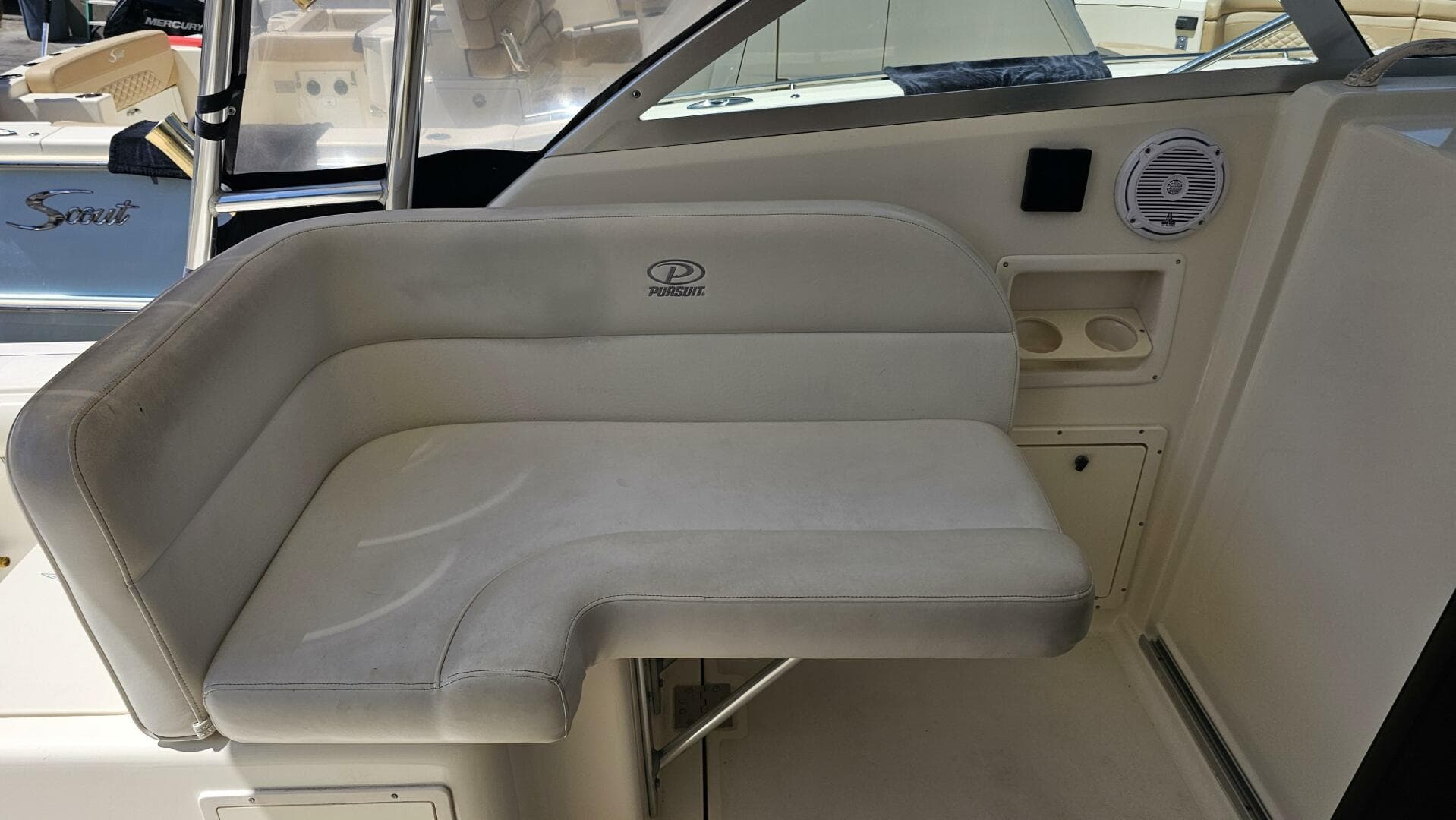 2004 Pursuit 3070 Offshore Express