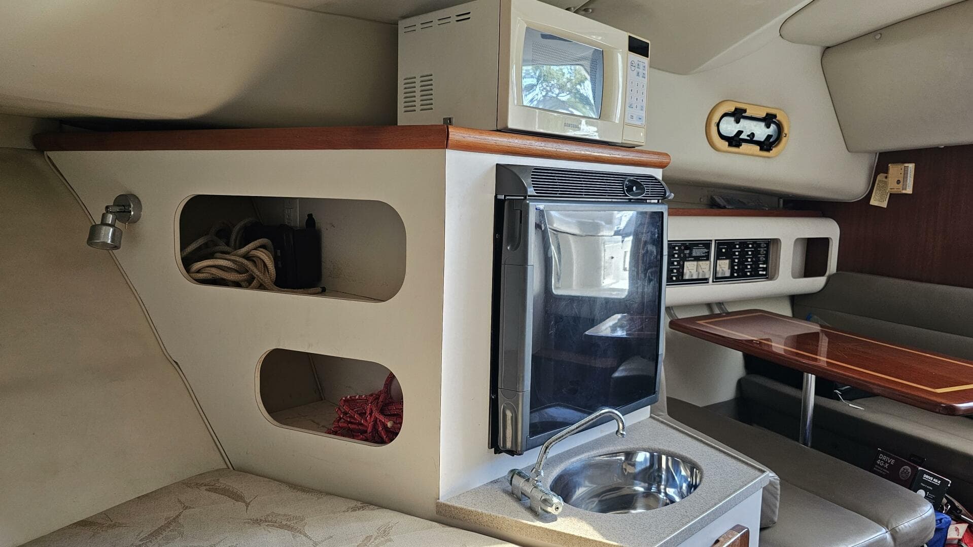 2004 Pursuit 3070 Offshore Express