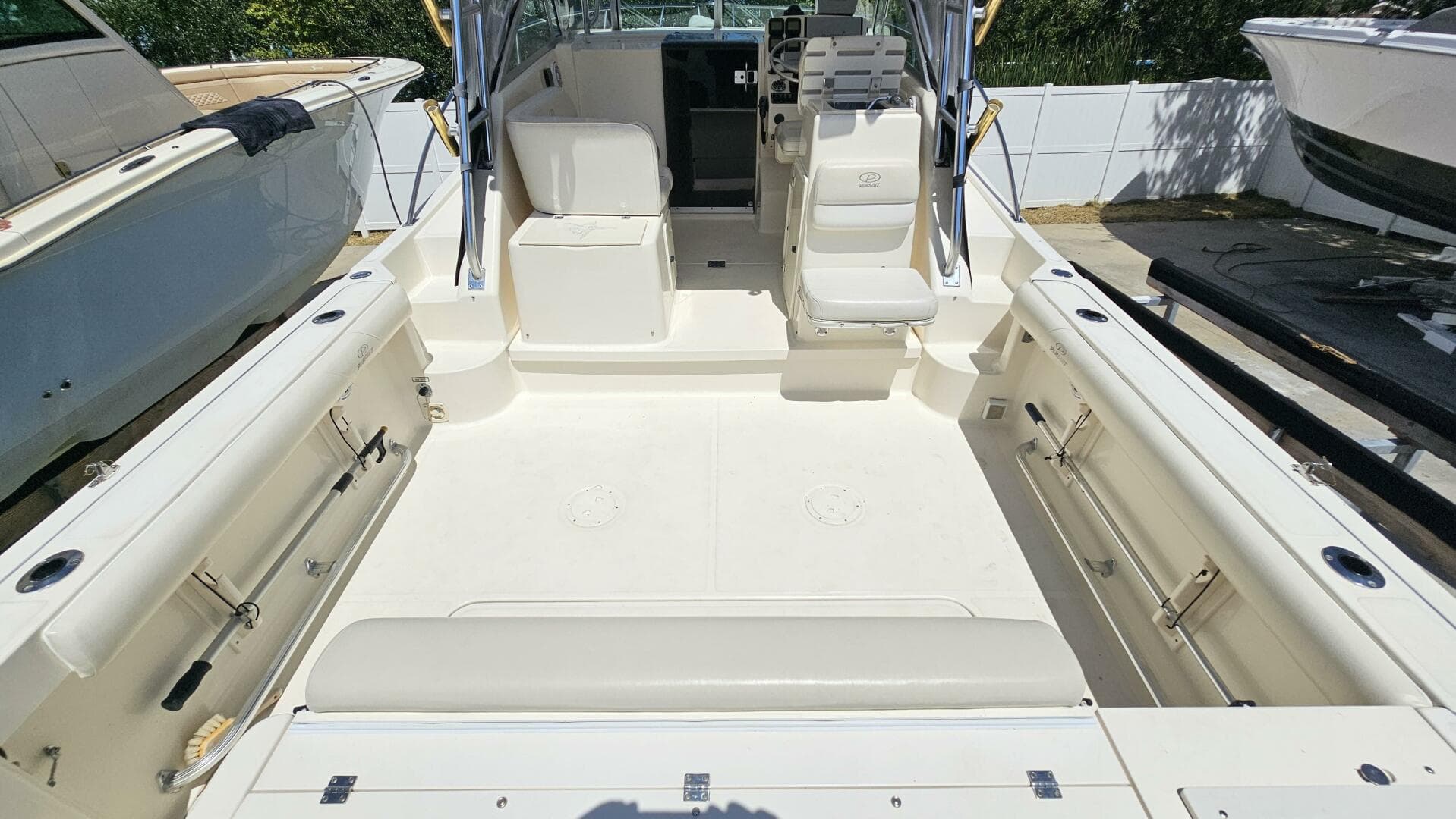 2004 Pursuit 3070 Offshore Express