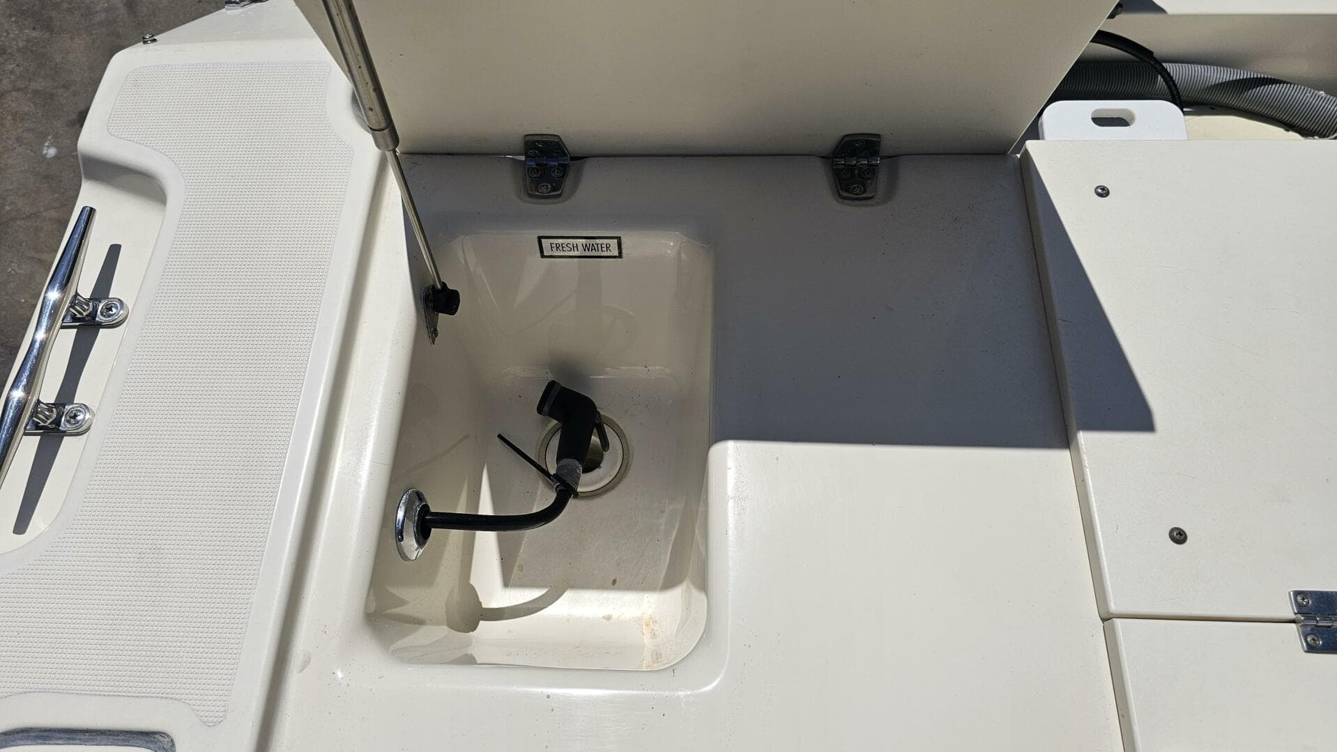 2004 Pursuit 3070 Offshore Express