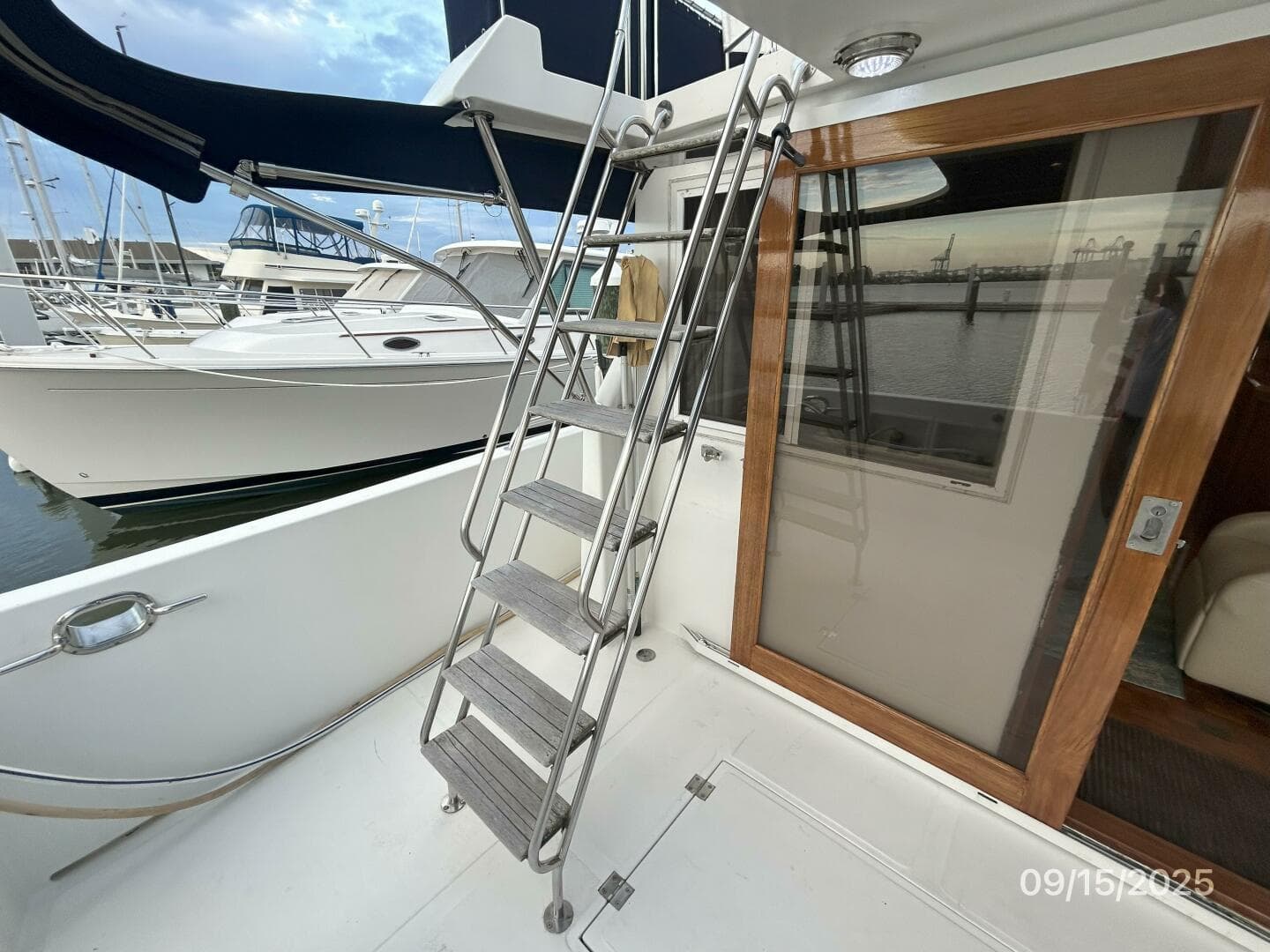 45' Ocean Alexander aftdeck-flybridge ladder