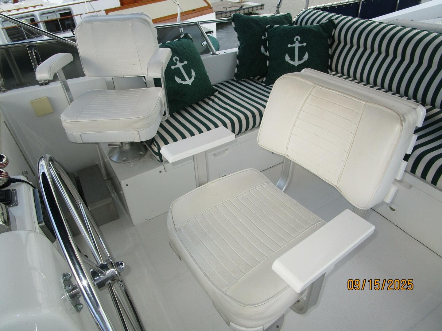 45' Ocean Alexander flybridge helmseats