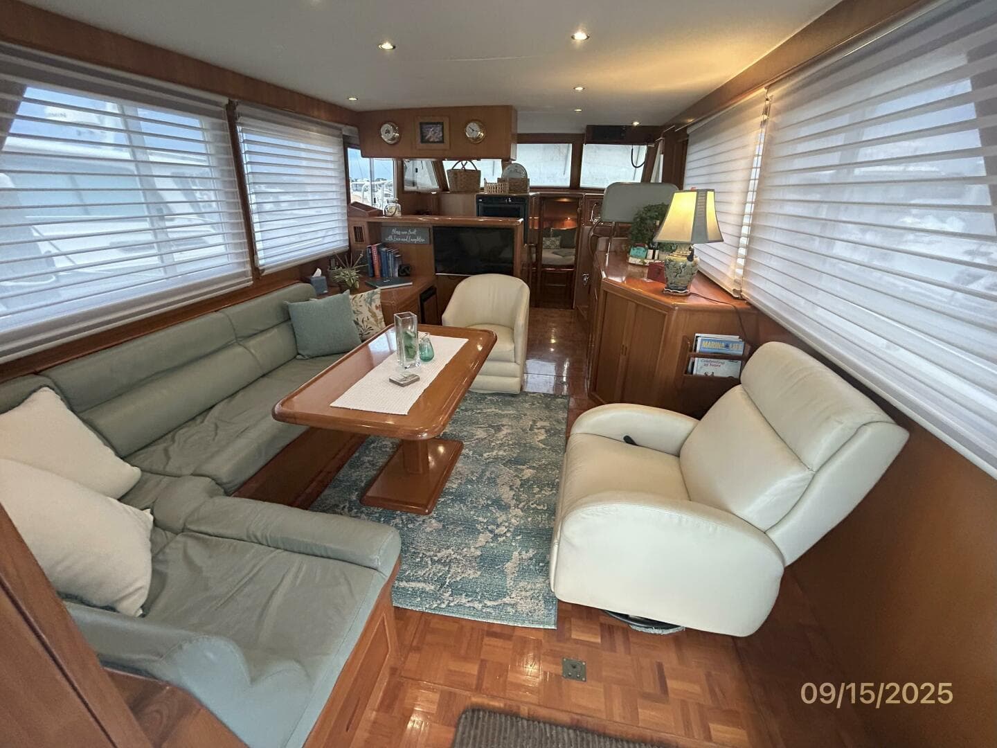 45' Ocean Alexander salon forward