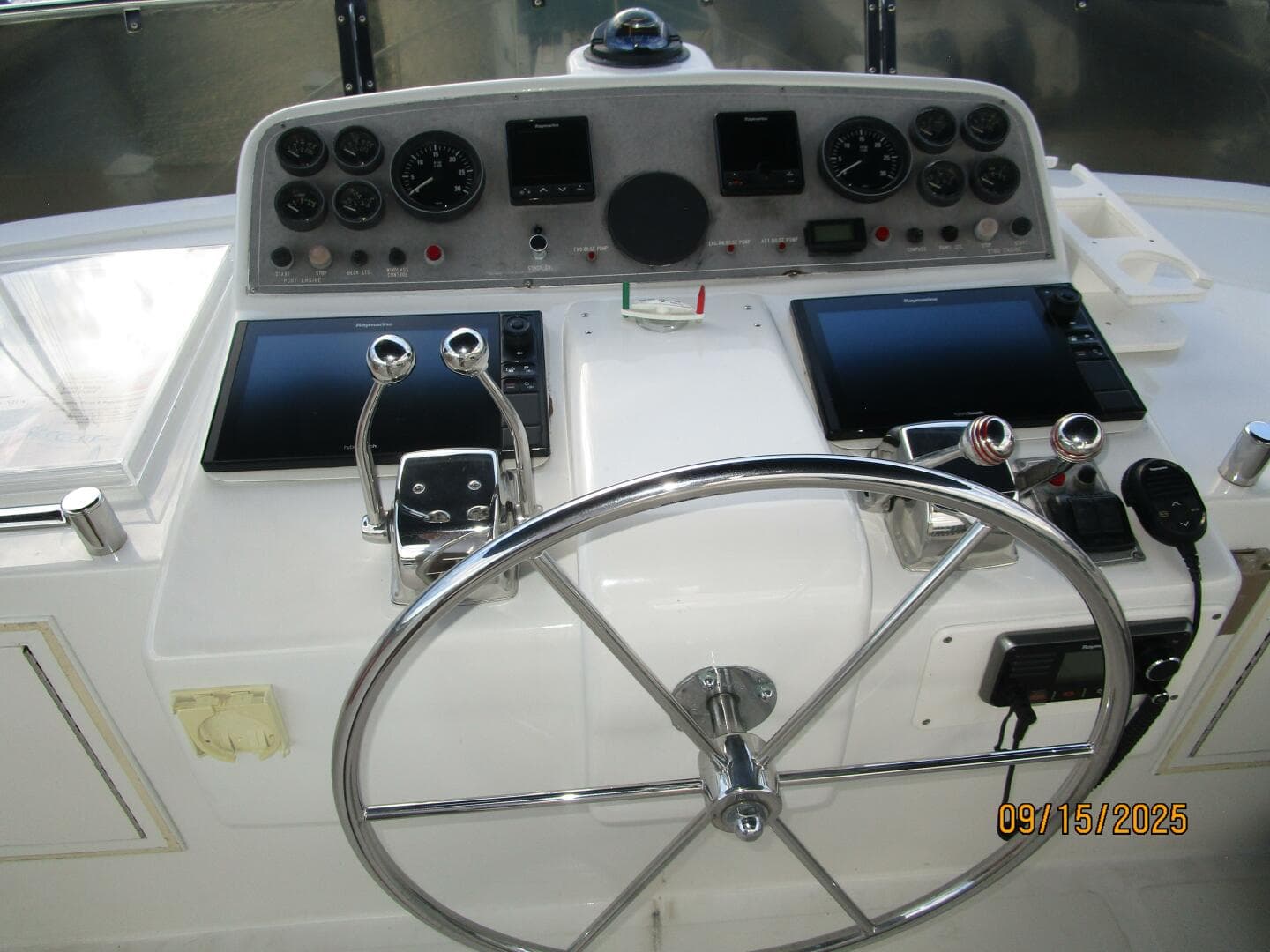 45' Ocean Alexander flybridge helm3