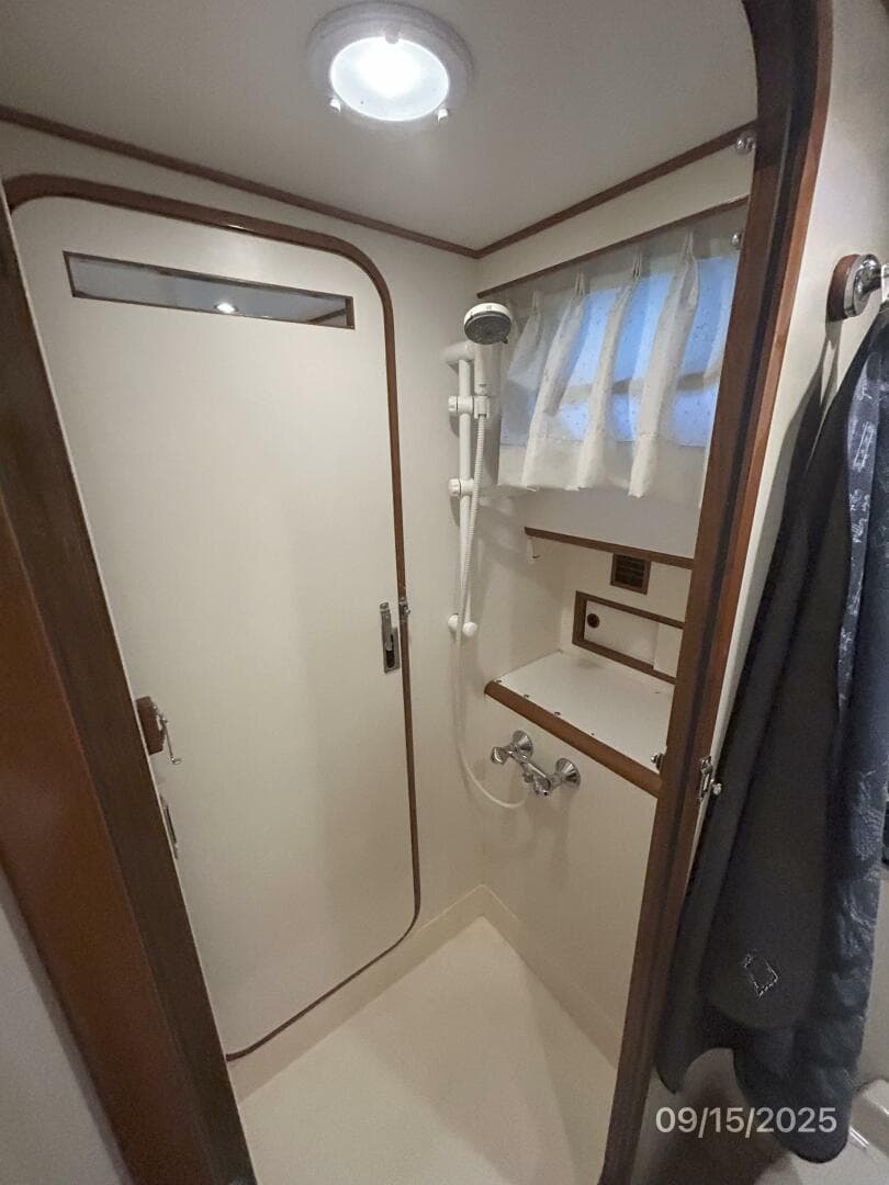45' Ocean  Alexander shower