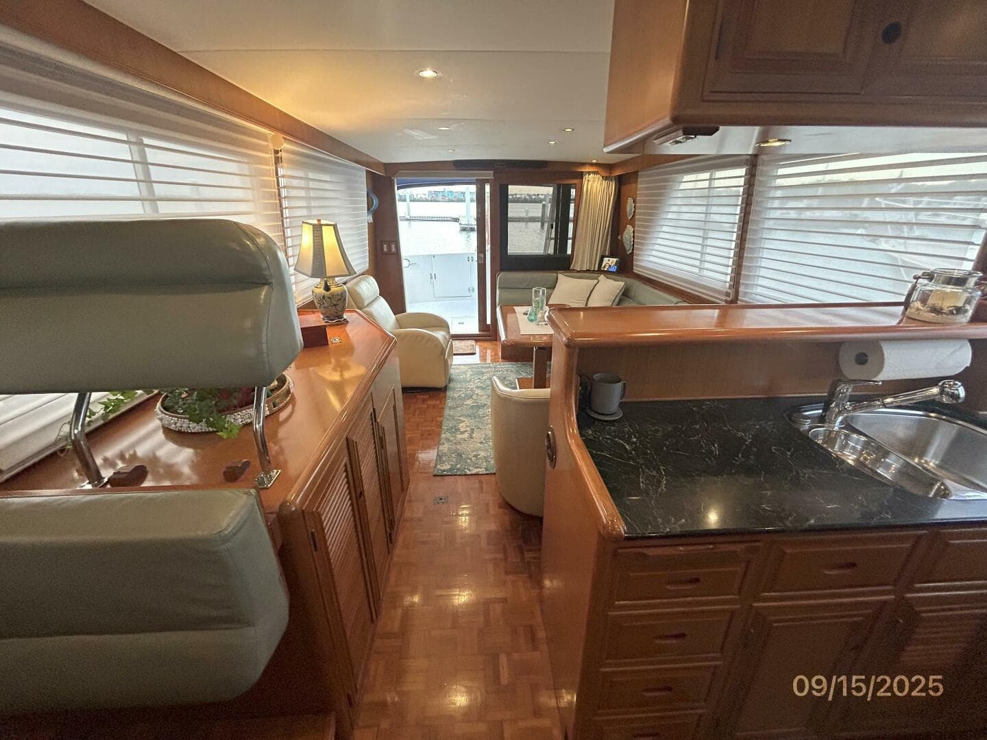 45' Ocean Alexander salon aft