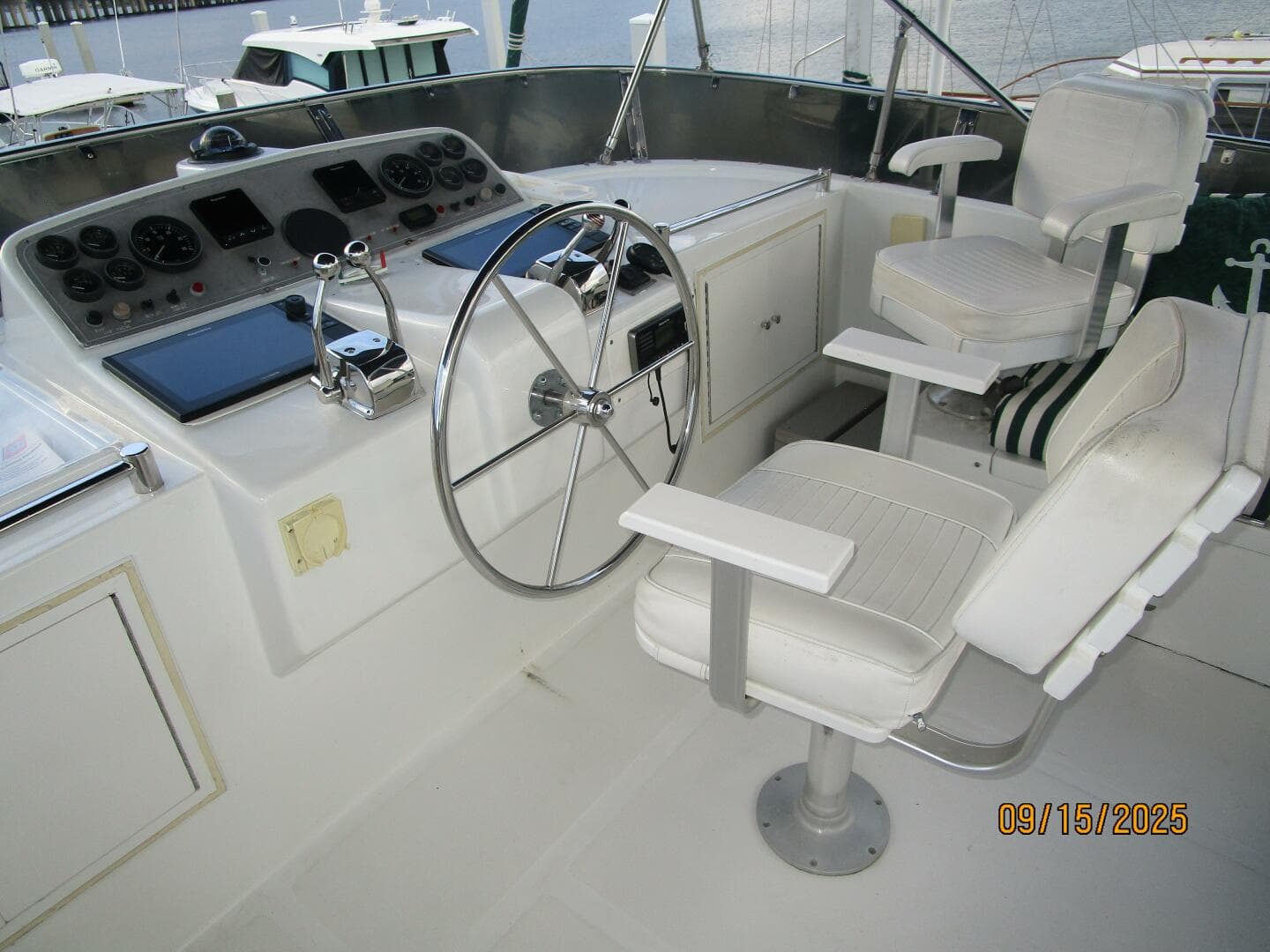 45' Ocean Alexander flybridge helm2