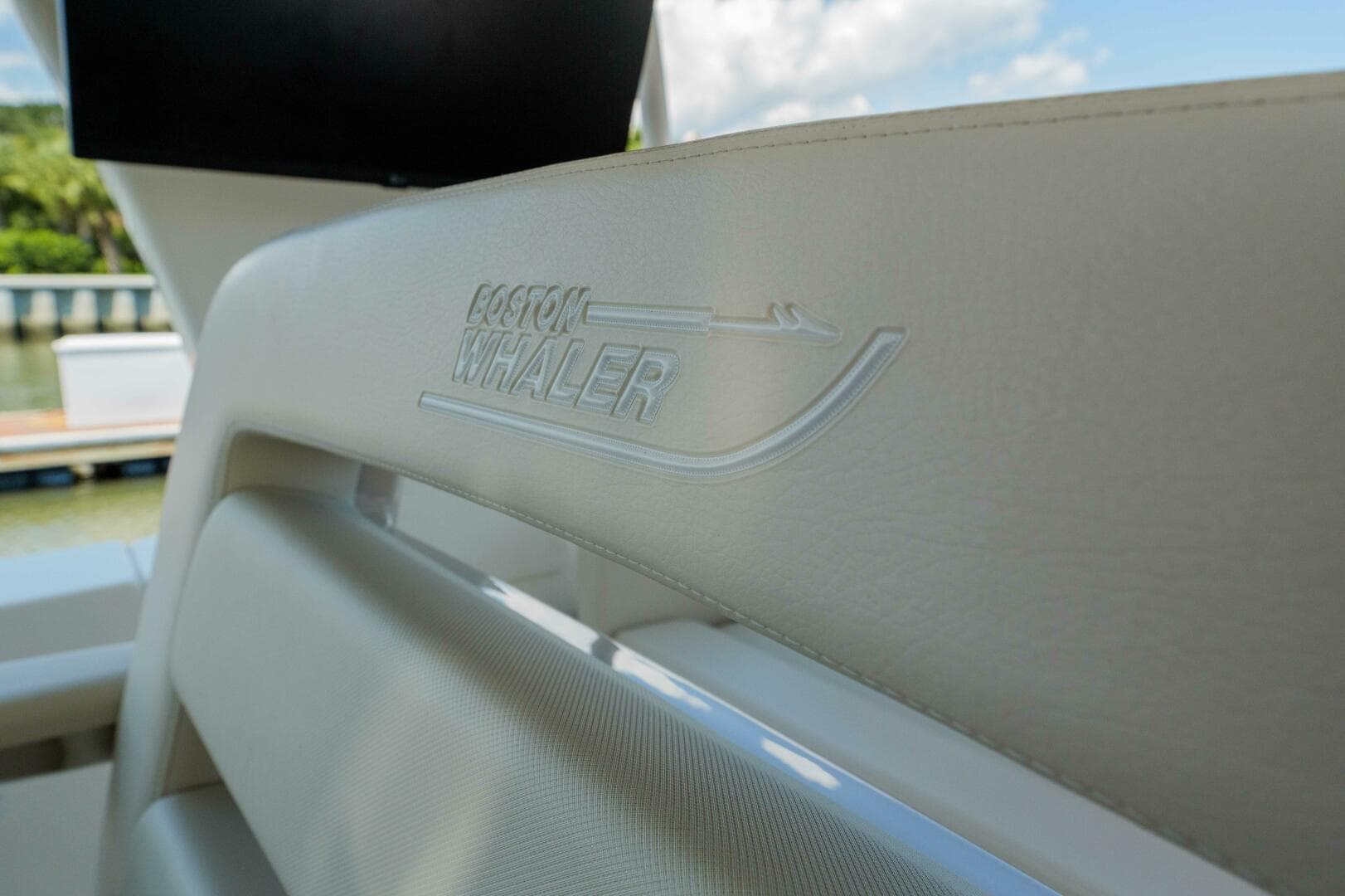 Boston Whaler 380 Realm- Detail