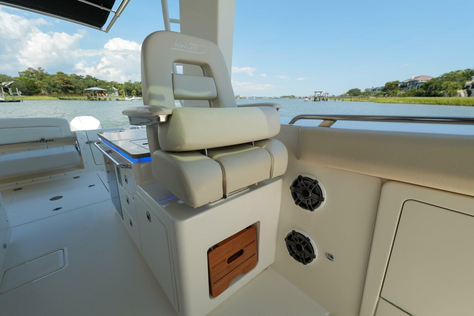 Boston Whaler 380 Realm- Seating