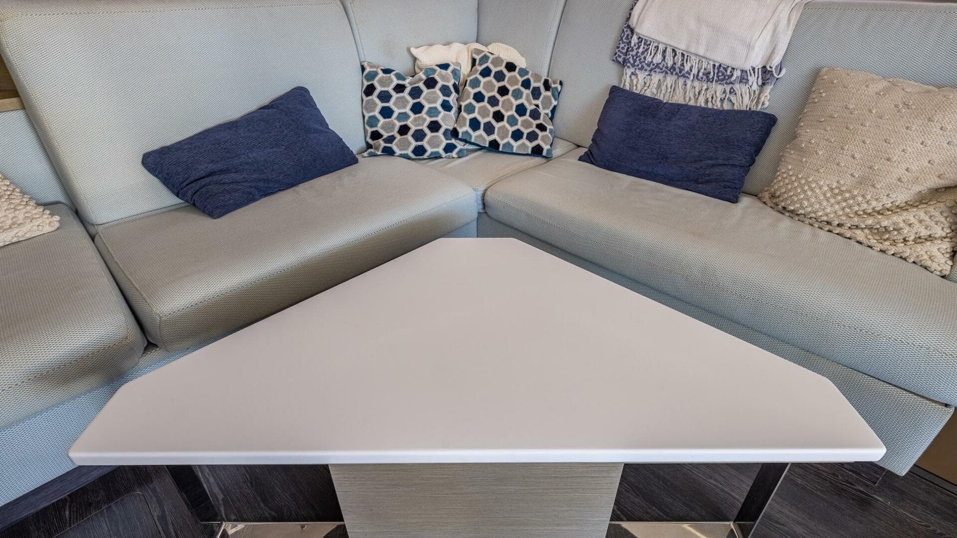 Happy Here   Int Salon Table 1