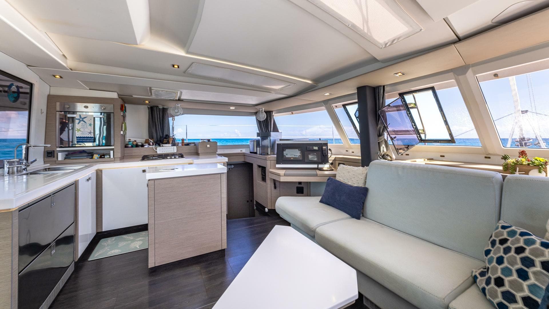 Happy Here   Int Salon 1