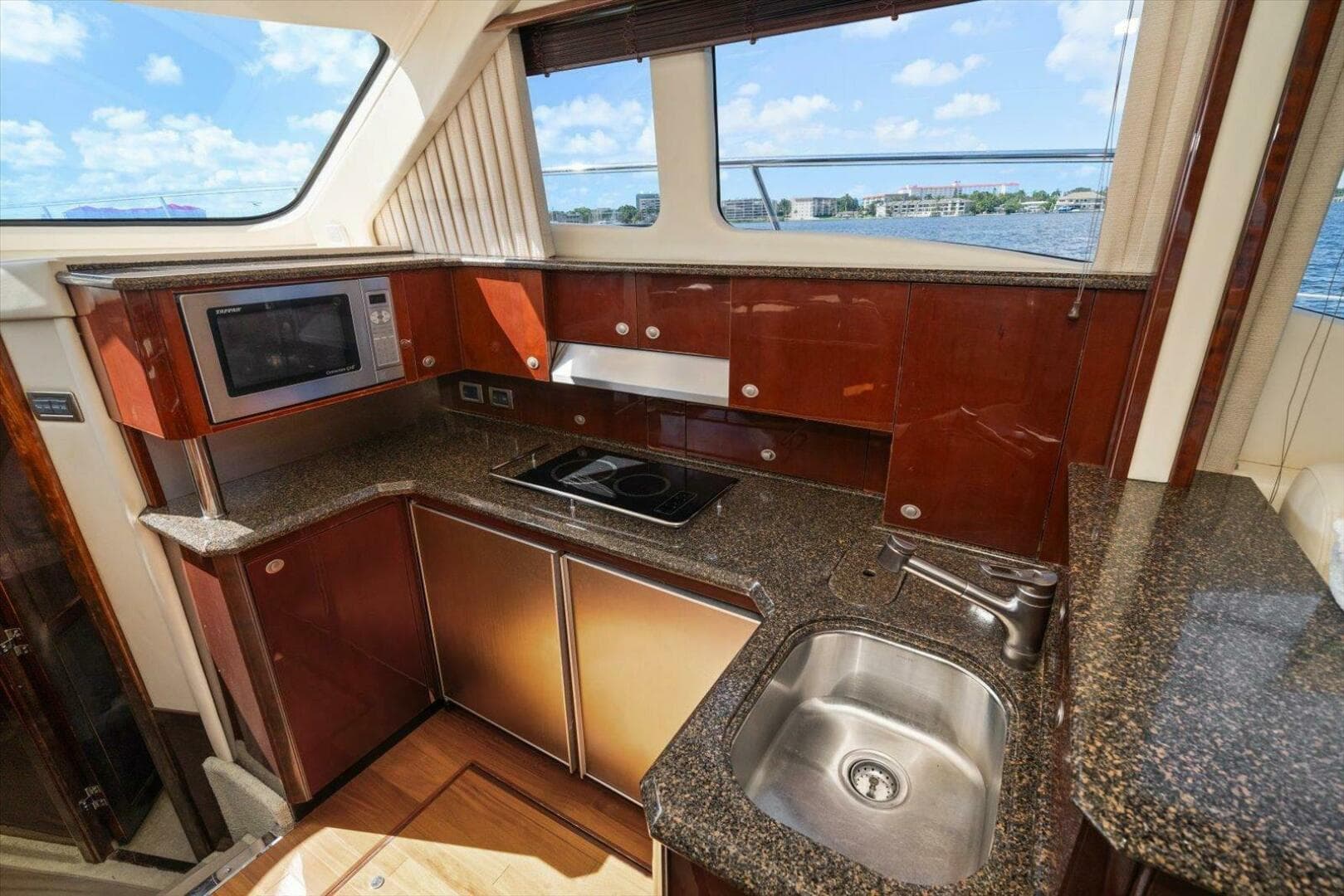 2007 Sea Ray 52 Sedan Bridge
