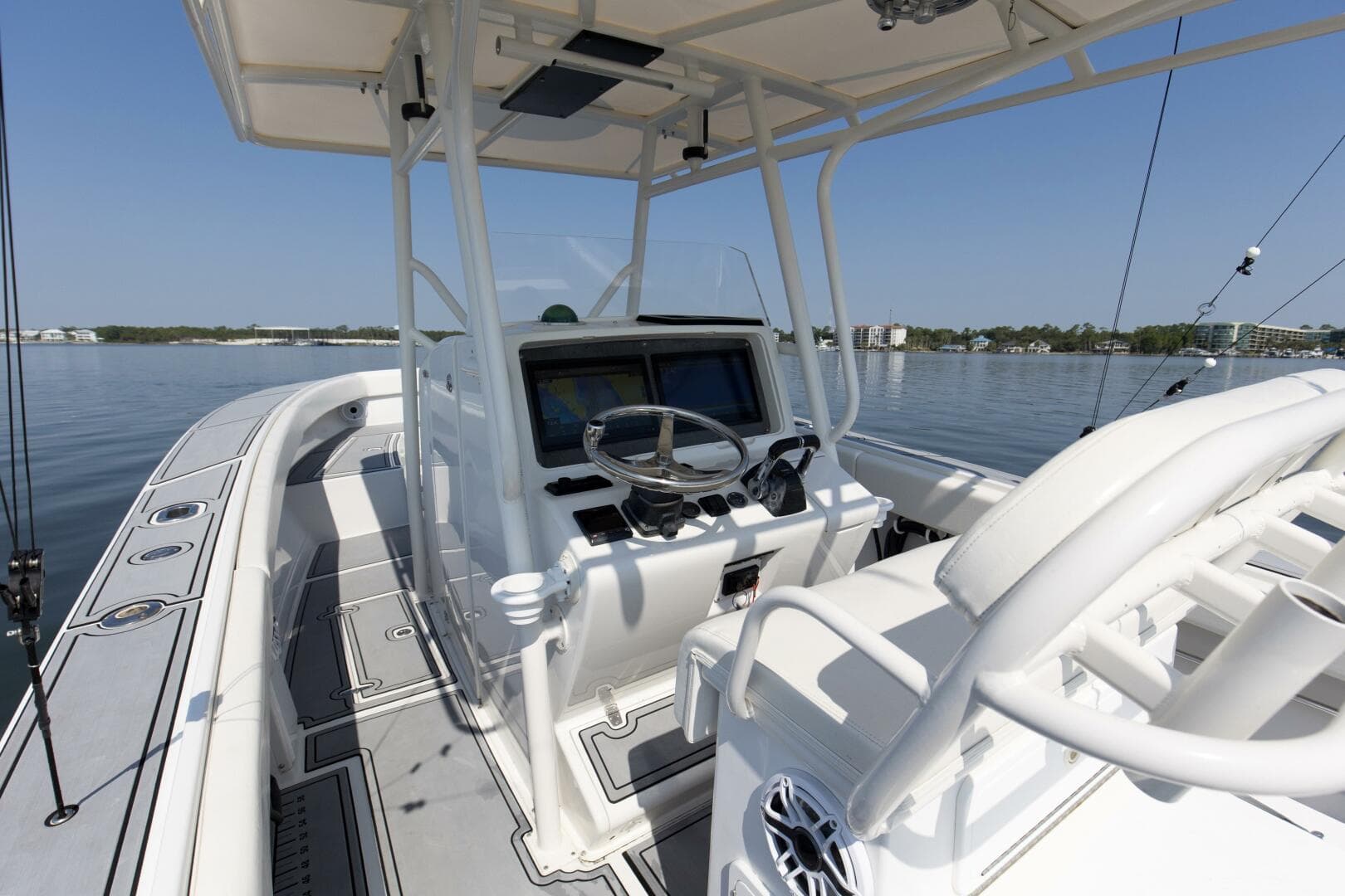 2004 31 Jupiter 31FS Smoke Show Helm (2)