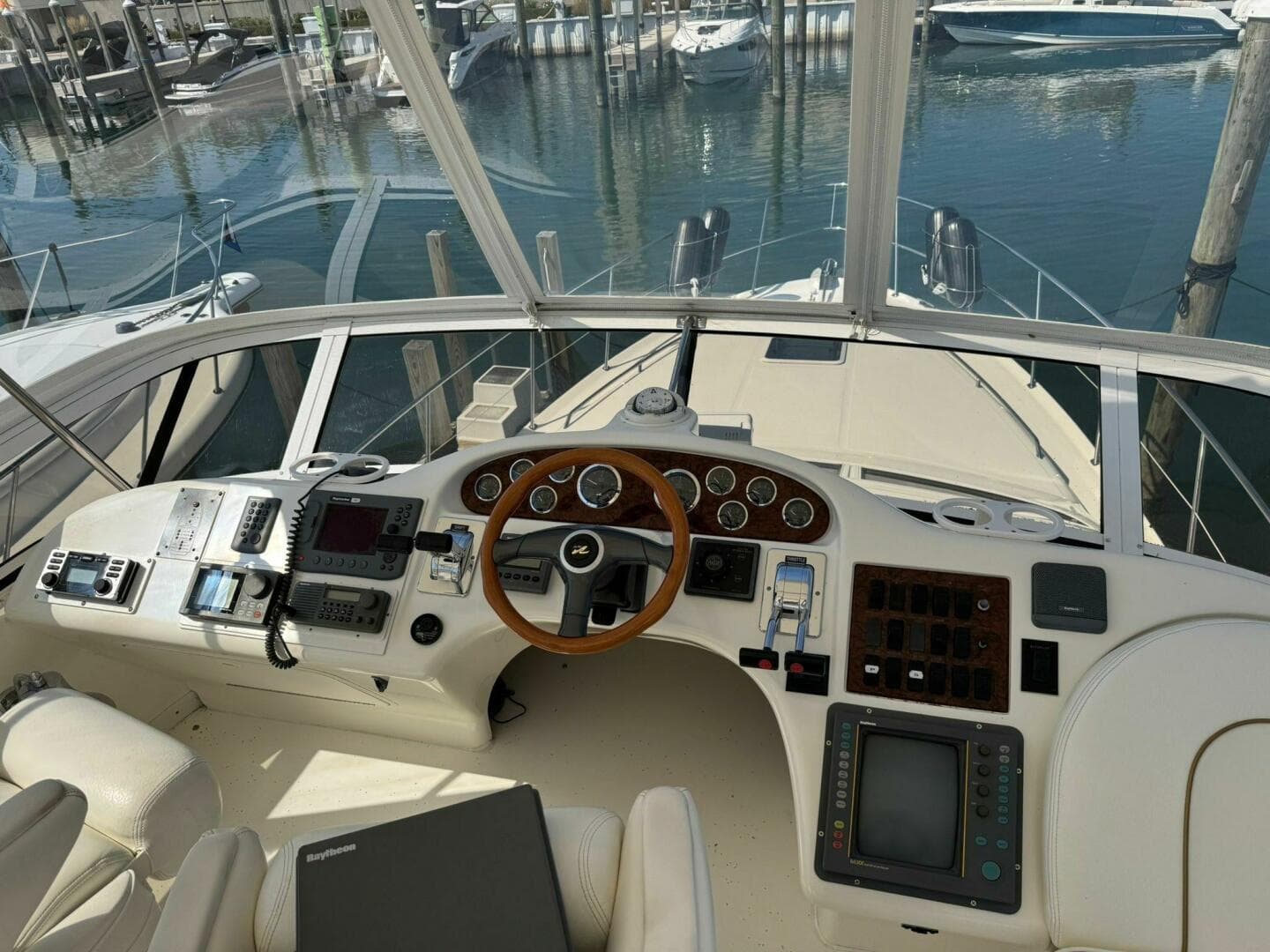 1999 Sea Ray 420 Aft Cabin