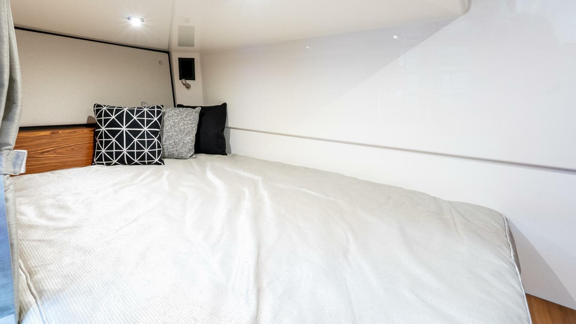 2024 Boston Whaler 405 Conquest