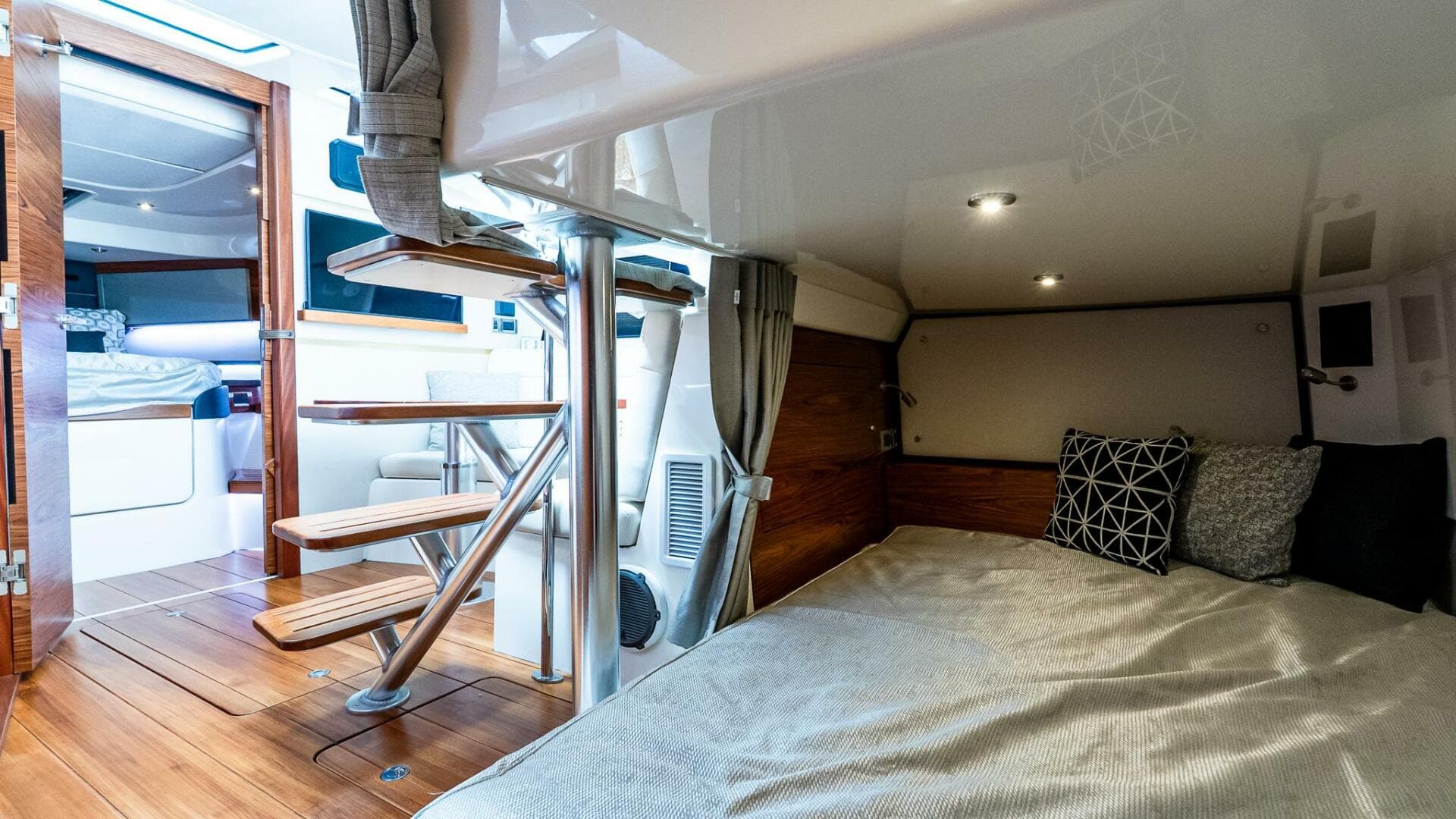 2024 Boston Whaler 405 Conquest