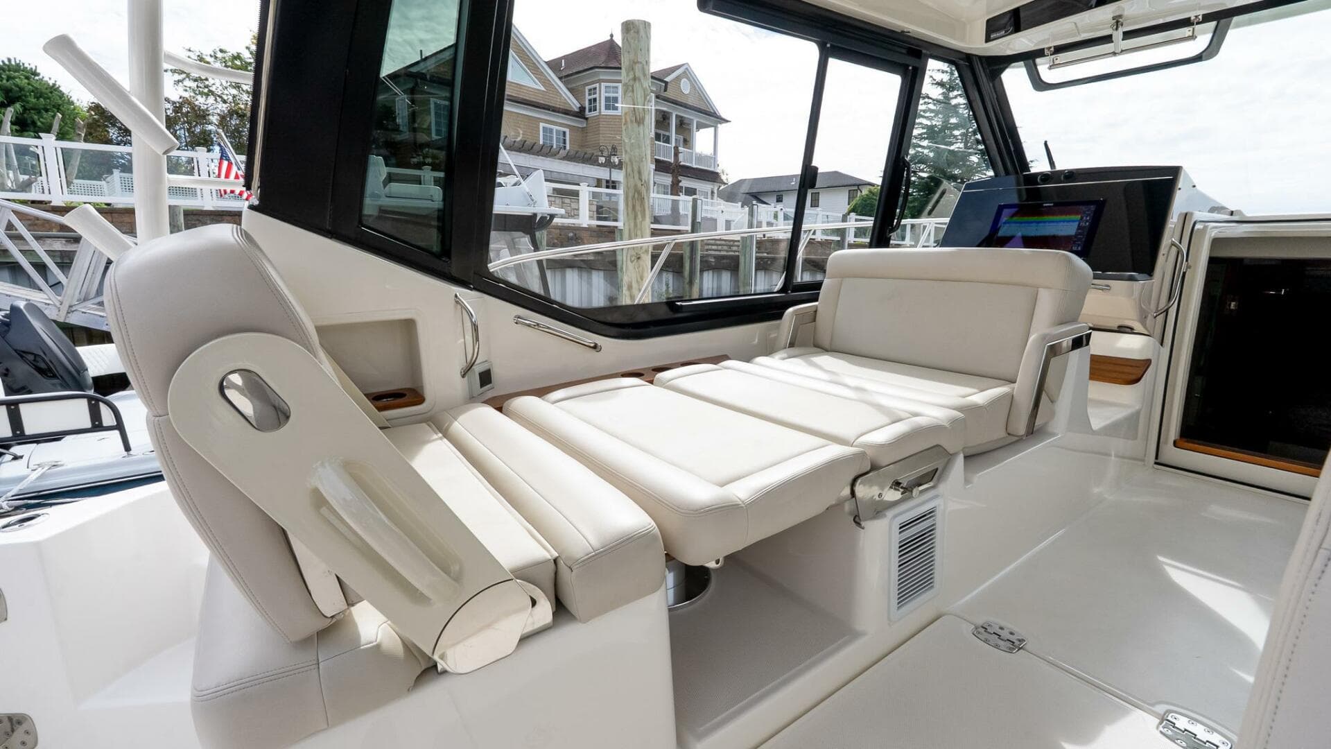2024 Boston Whaler 405 Conquest