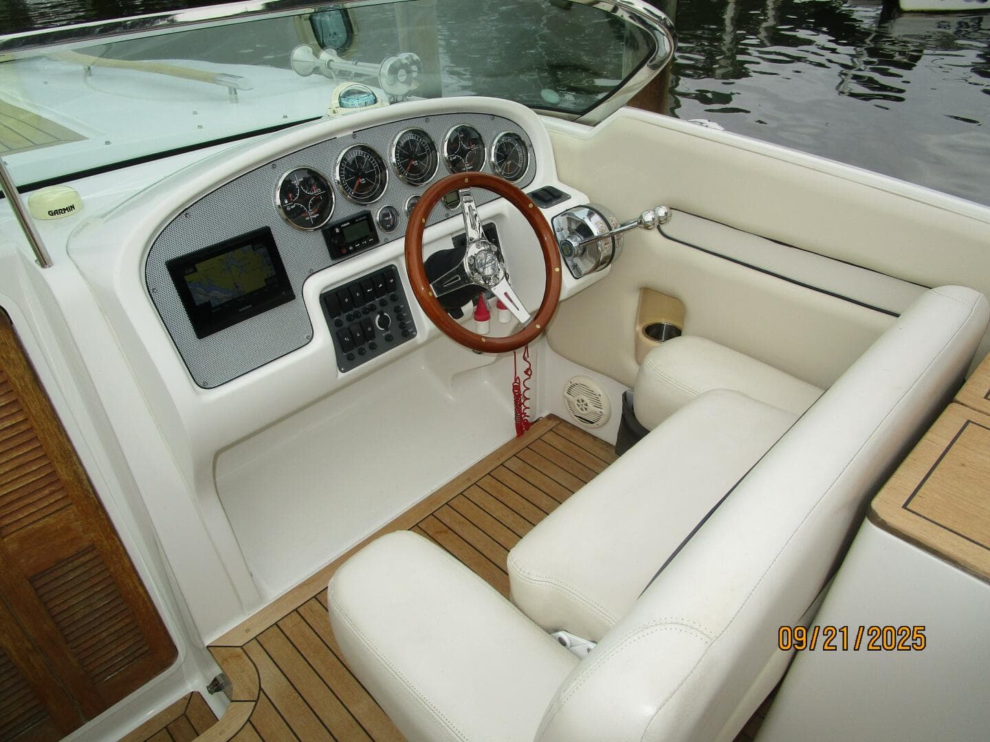 28' Chris-Craft helm1