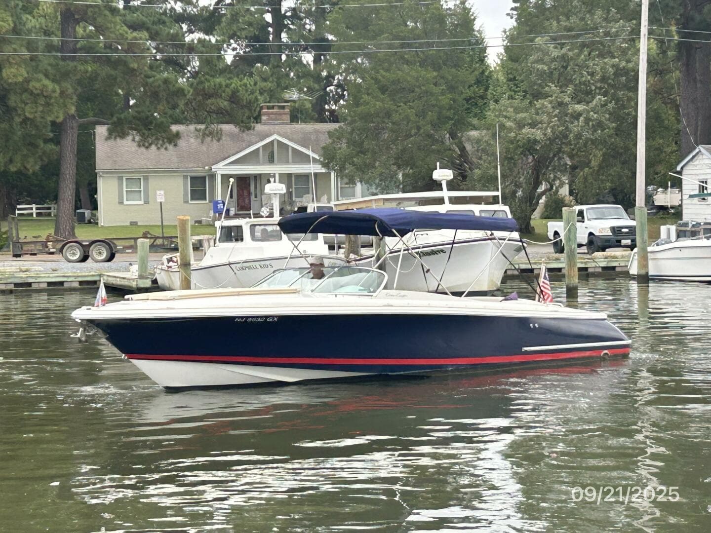 28' Chris-Craft port forward profile