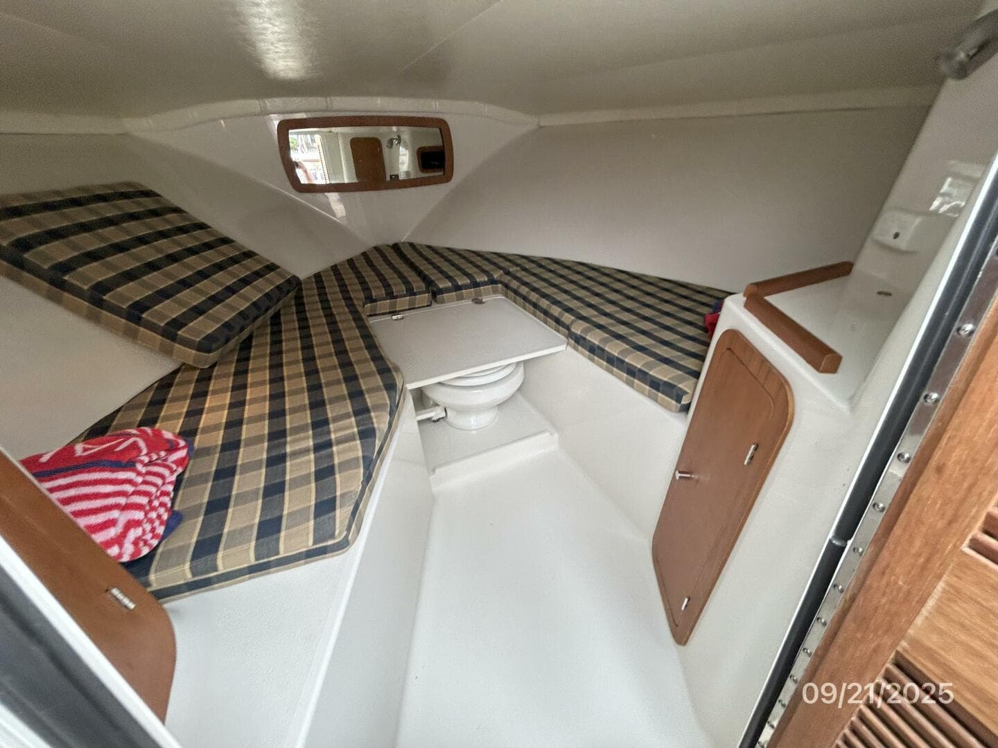 28' Chris-Craft cabin forward1