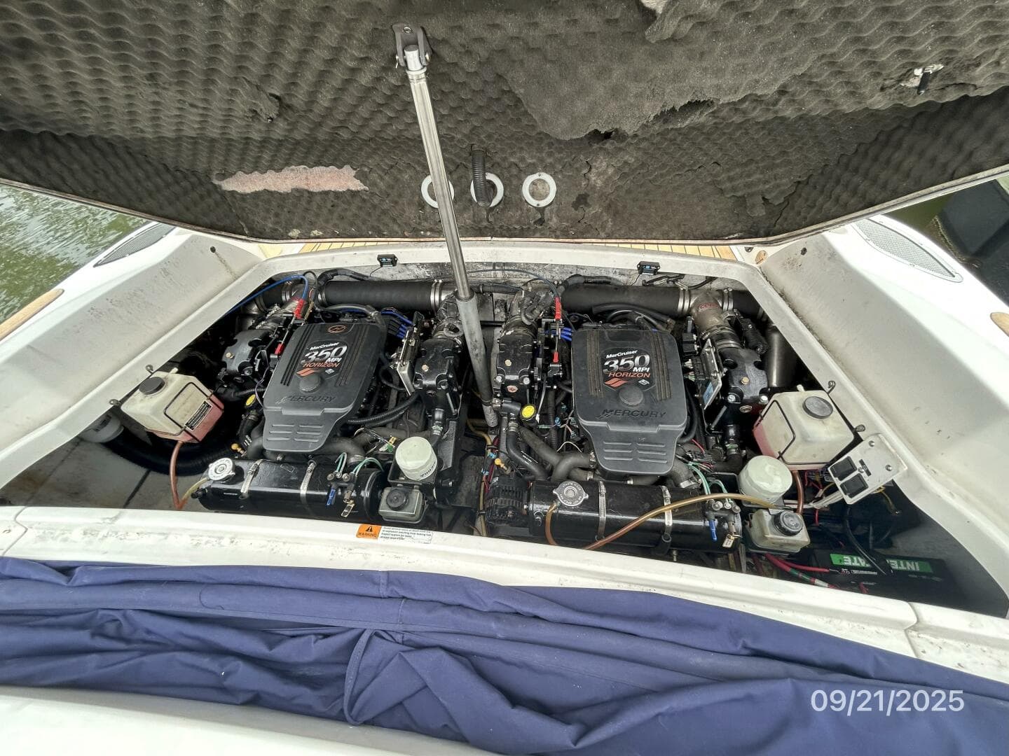 28' Chris-Craft engine compartment