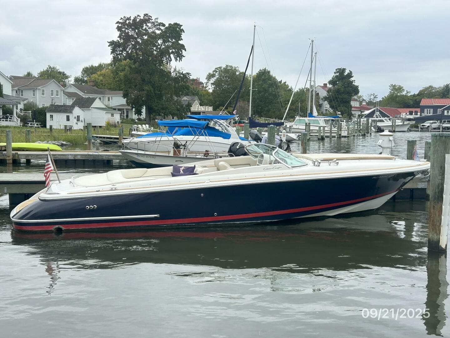 28' Chris-Craft starboard profile