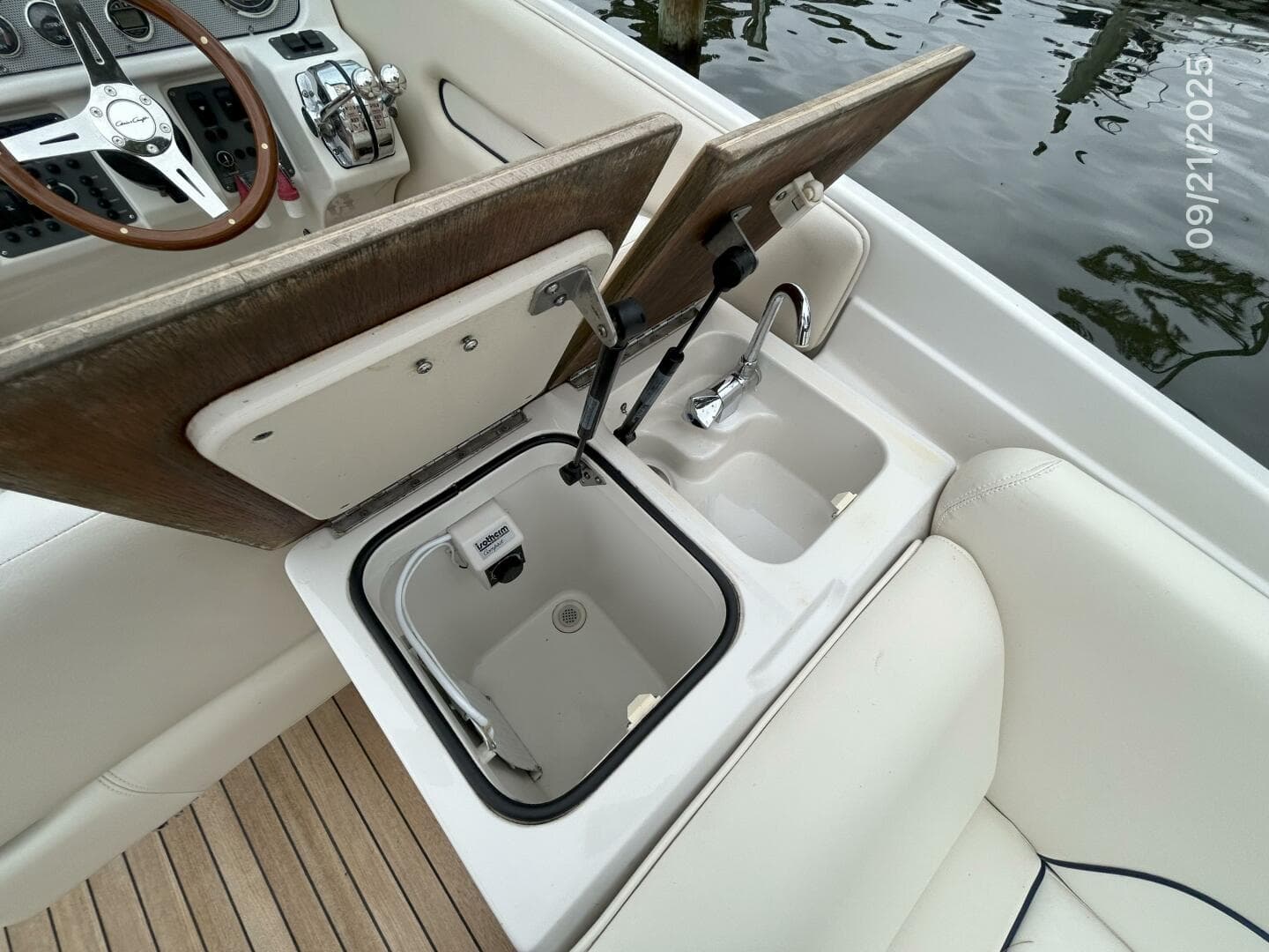 28' Chris-Craft cockpit sink-cooler