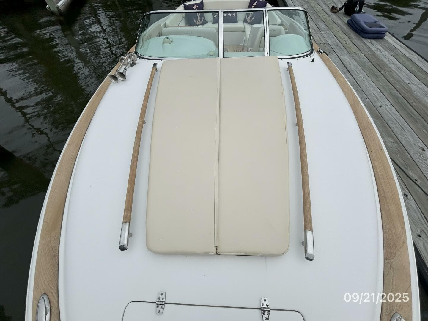 28' Chris-Craft foredeck aft2