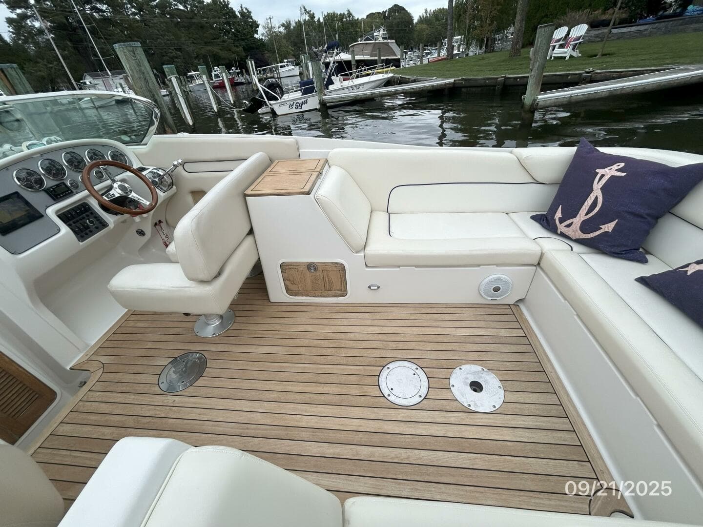 28' Chris-Craft cockpit starboard