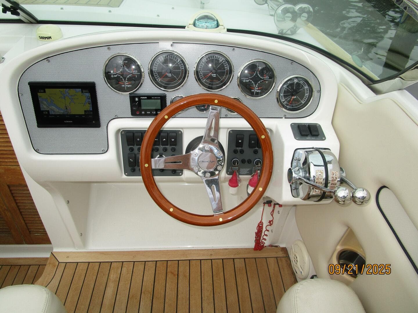 28' Chris-Craft helm2