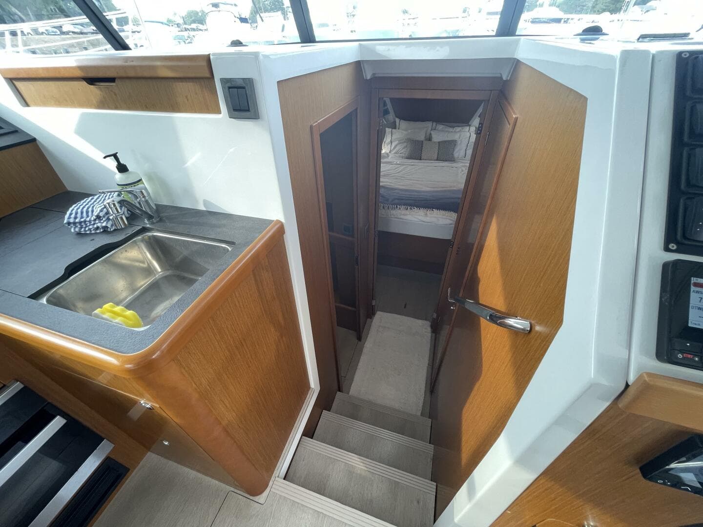 2018 Beneteau Swift Trawler 35- Flybridge