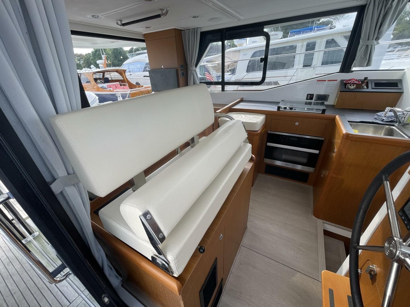 2018 Beneteau Swift Trawler 35- Flybridge