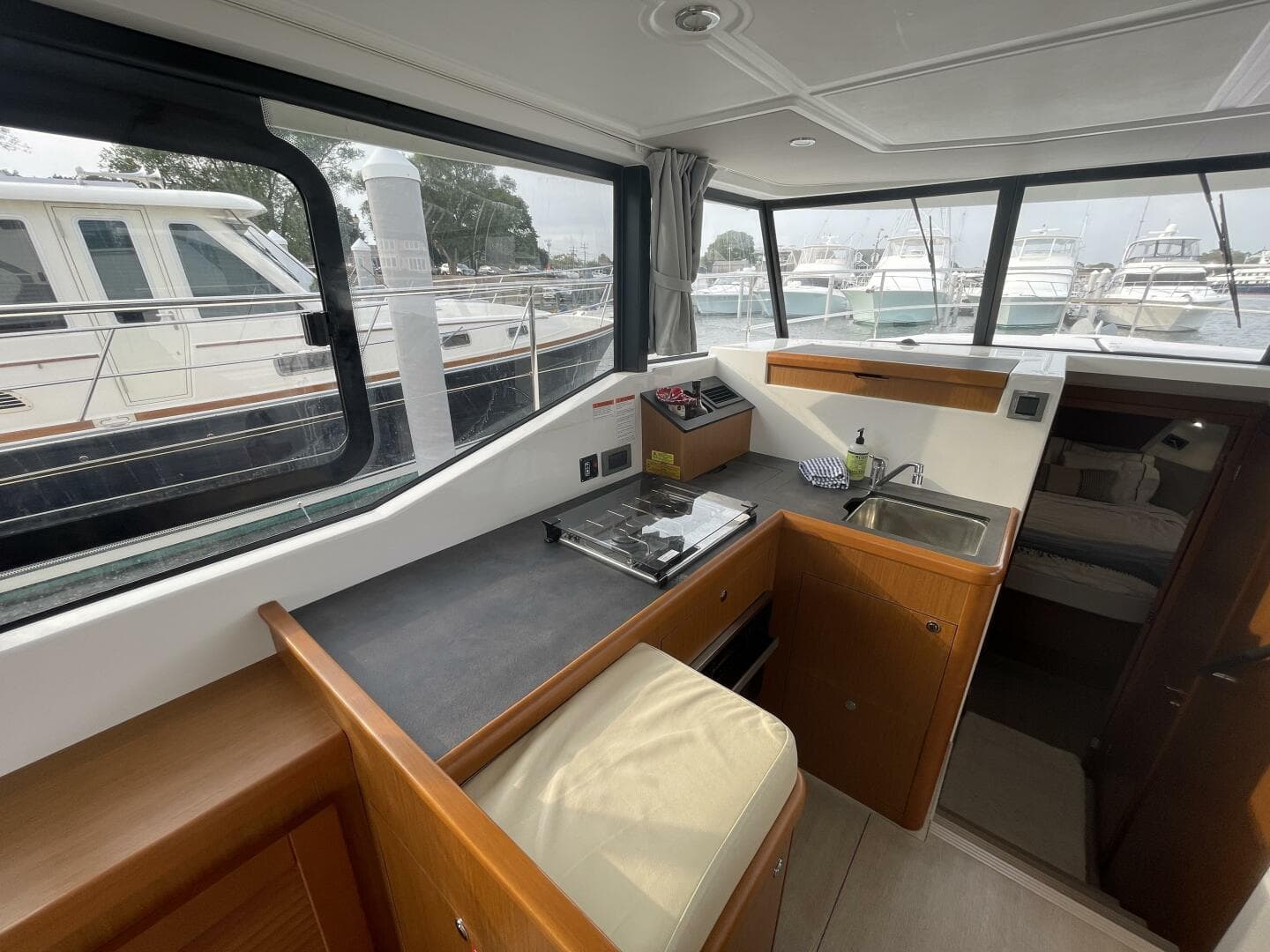 2018 Beneteau Swift Trawler 35- Flybridge