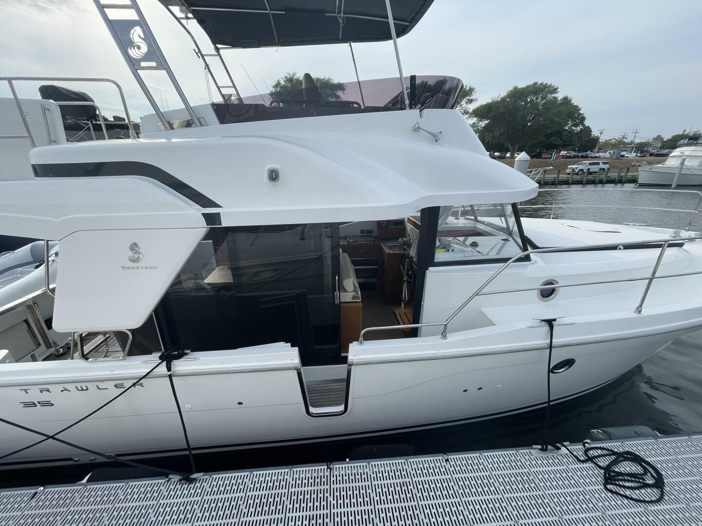 2018 Beneteau Swift Trawler 35- Flybridge