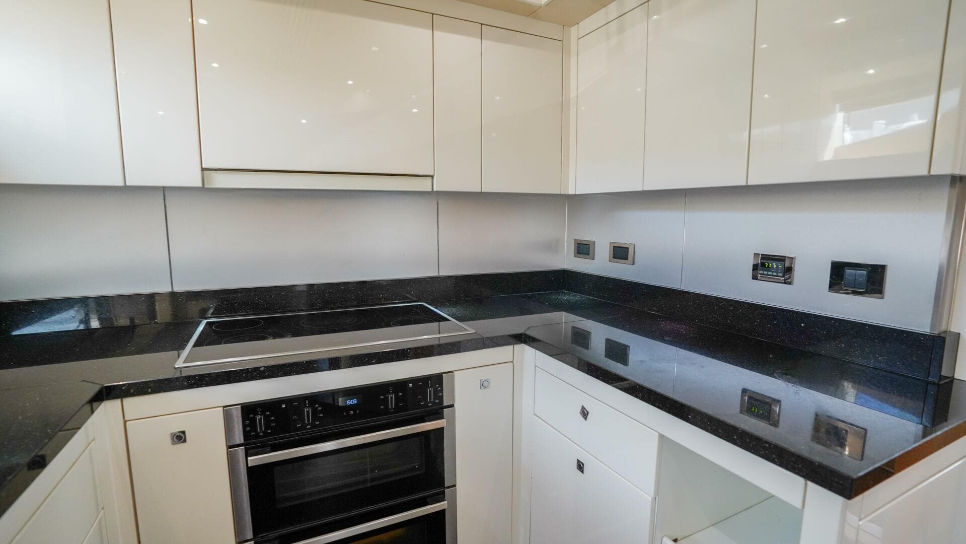 2012 Sunseeker 88 Yacht